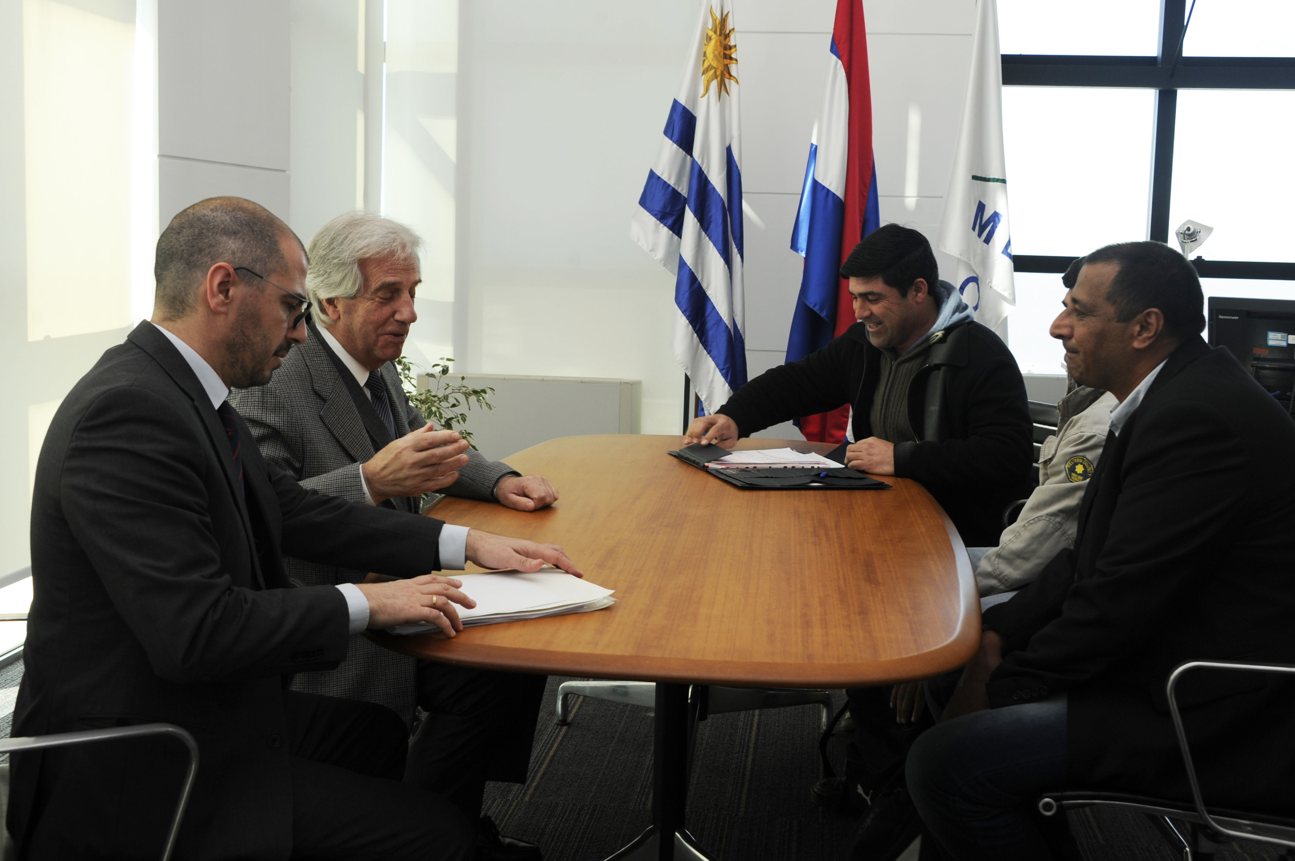 Presidente Tabaré Vázquez y prosecretario Juan Andrés Roballo reunidos con cooperativa de trabajo de Mercedes