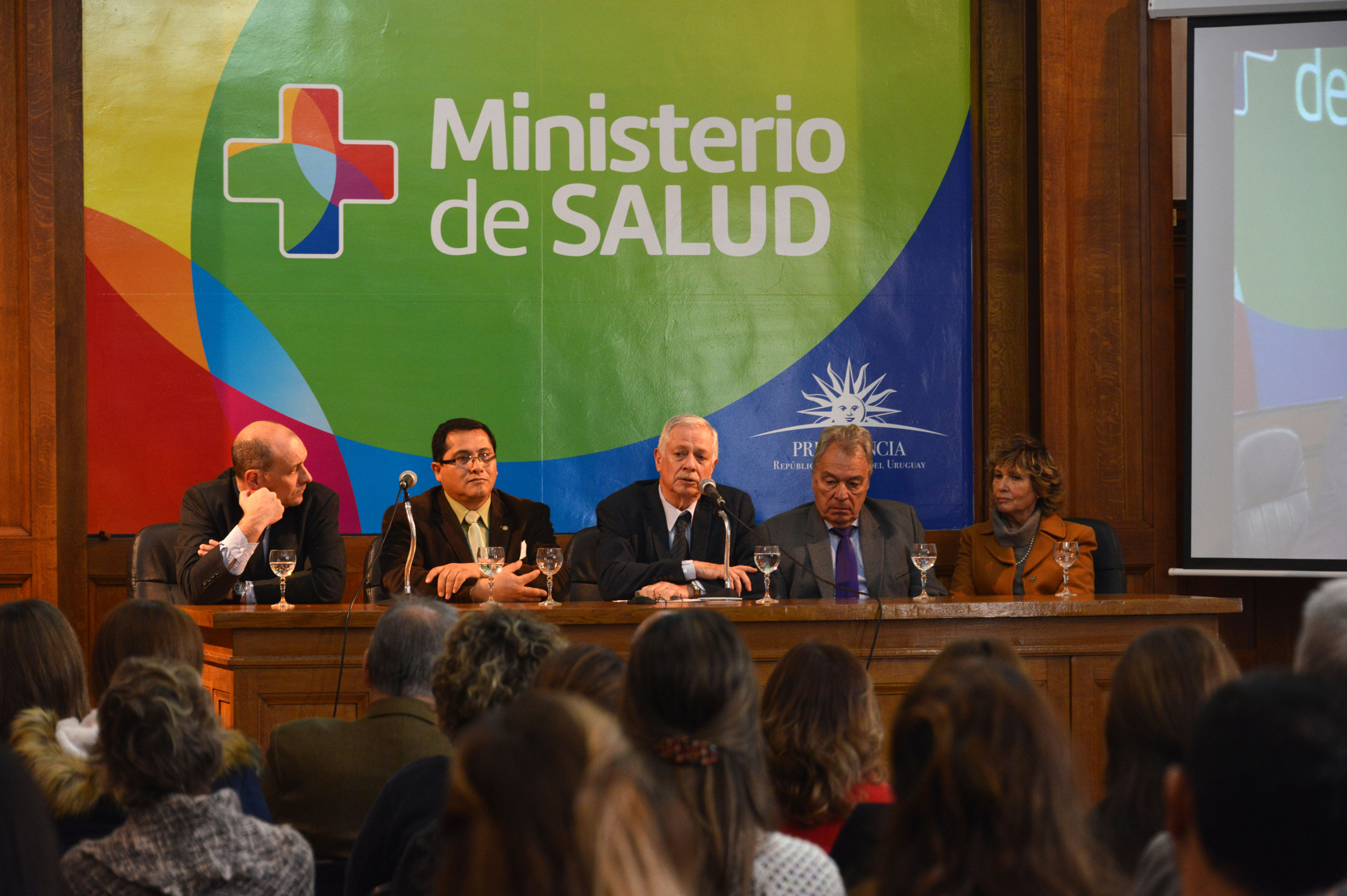 Ministro de Salud Pública, Jorge Basso, haciendo uso de la palabra