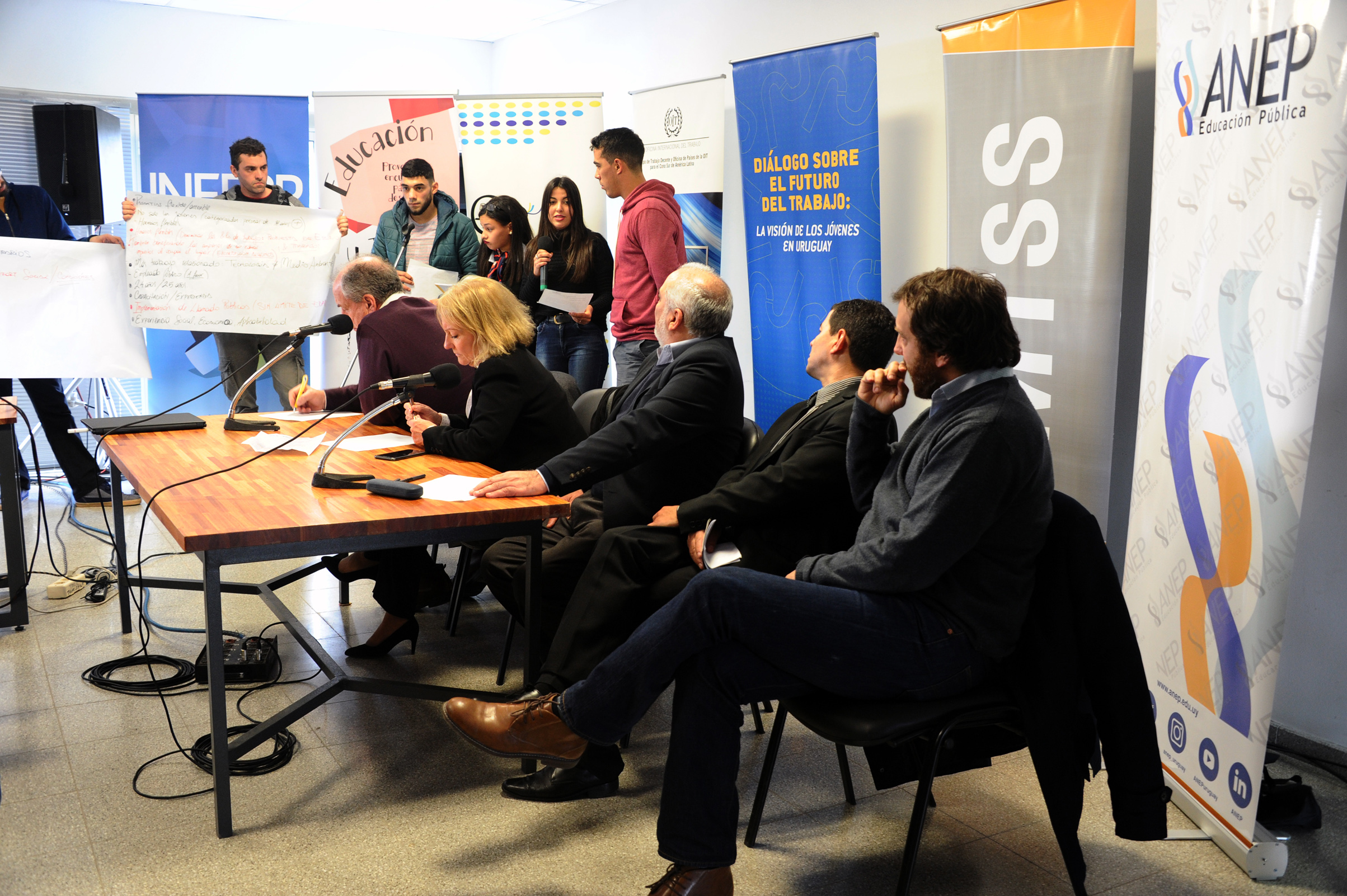 Charla de autoridades con jóvenes denominada: Conversatorio sobre el Futuro del Trabajo en el departamento de Durazno