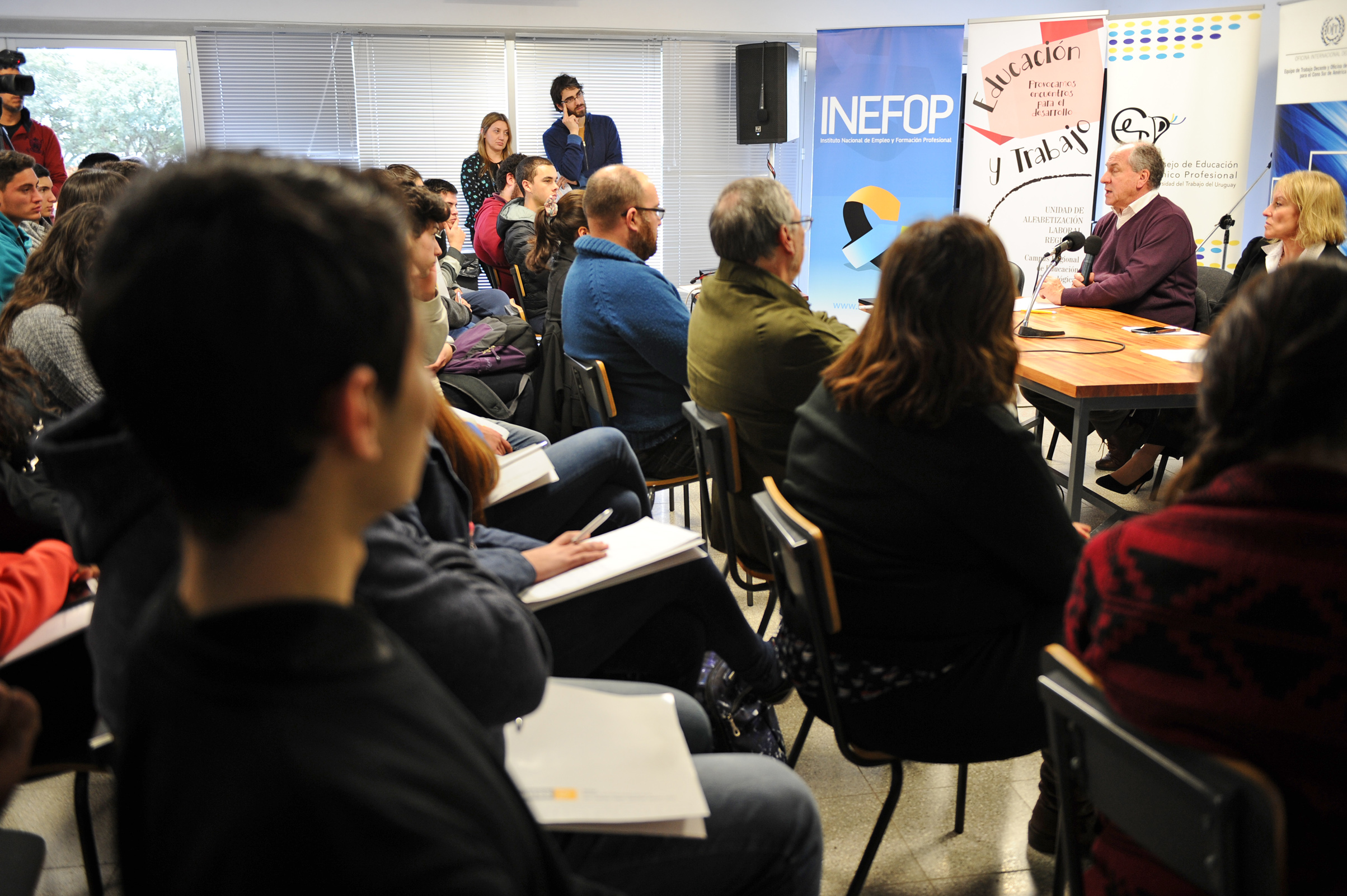 Charla de autoridades con jóvenes denominada: Conversatorio sobre el Futuro del Trabajo en el departamento de Durazno