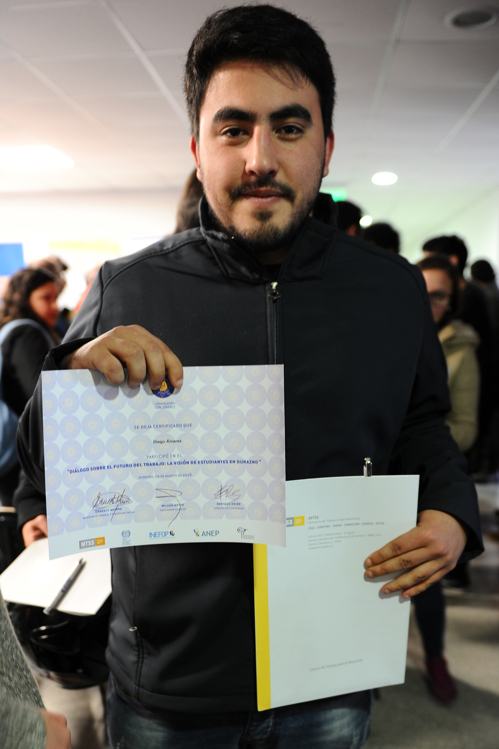 Jóven de Durazno con certificado de participación en charla denominada: Conversatorio sobre el Futuro del Trabajo