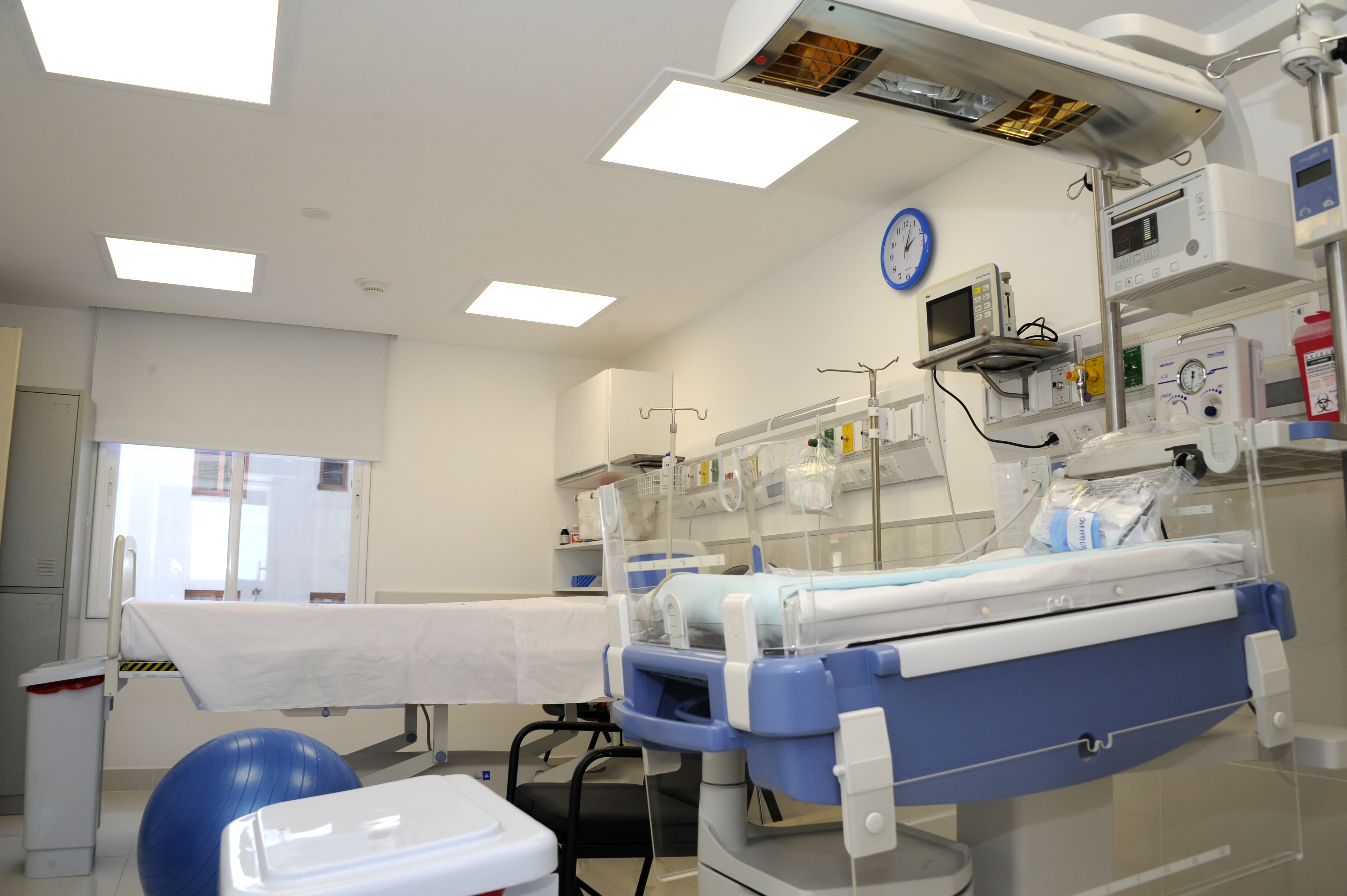 Inauguración de cuatro nuevas salas de nacer y 15 salas de cuidados intermedios neonatales en la maternidad del Hospital de la Mujer