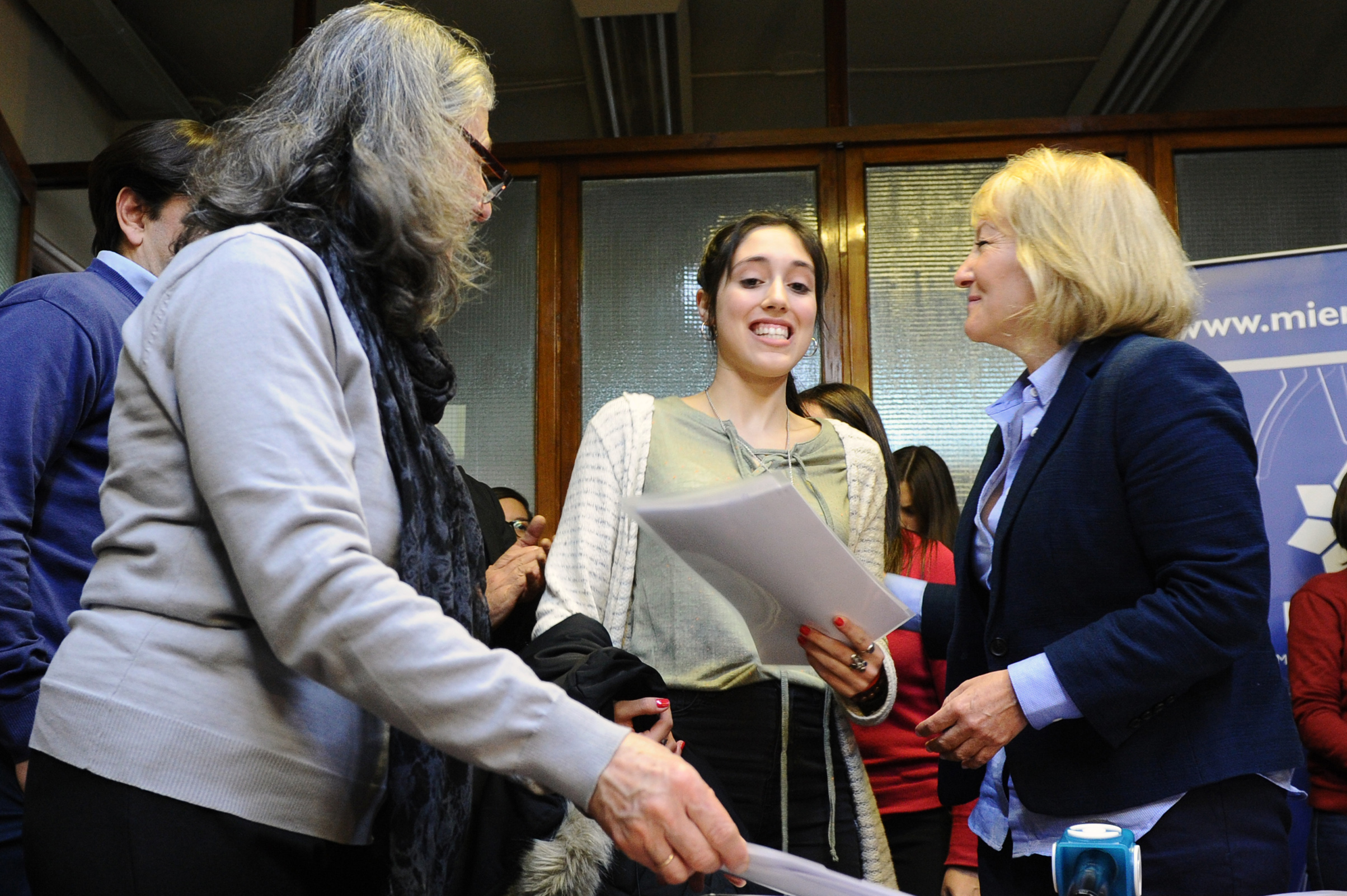 Ministra Carolina Cosse participando de la entrega de certificados del Programa Yo Estudio y Trabajo