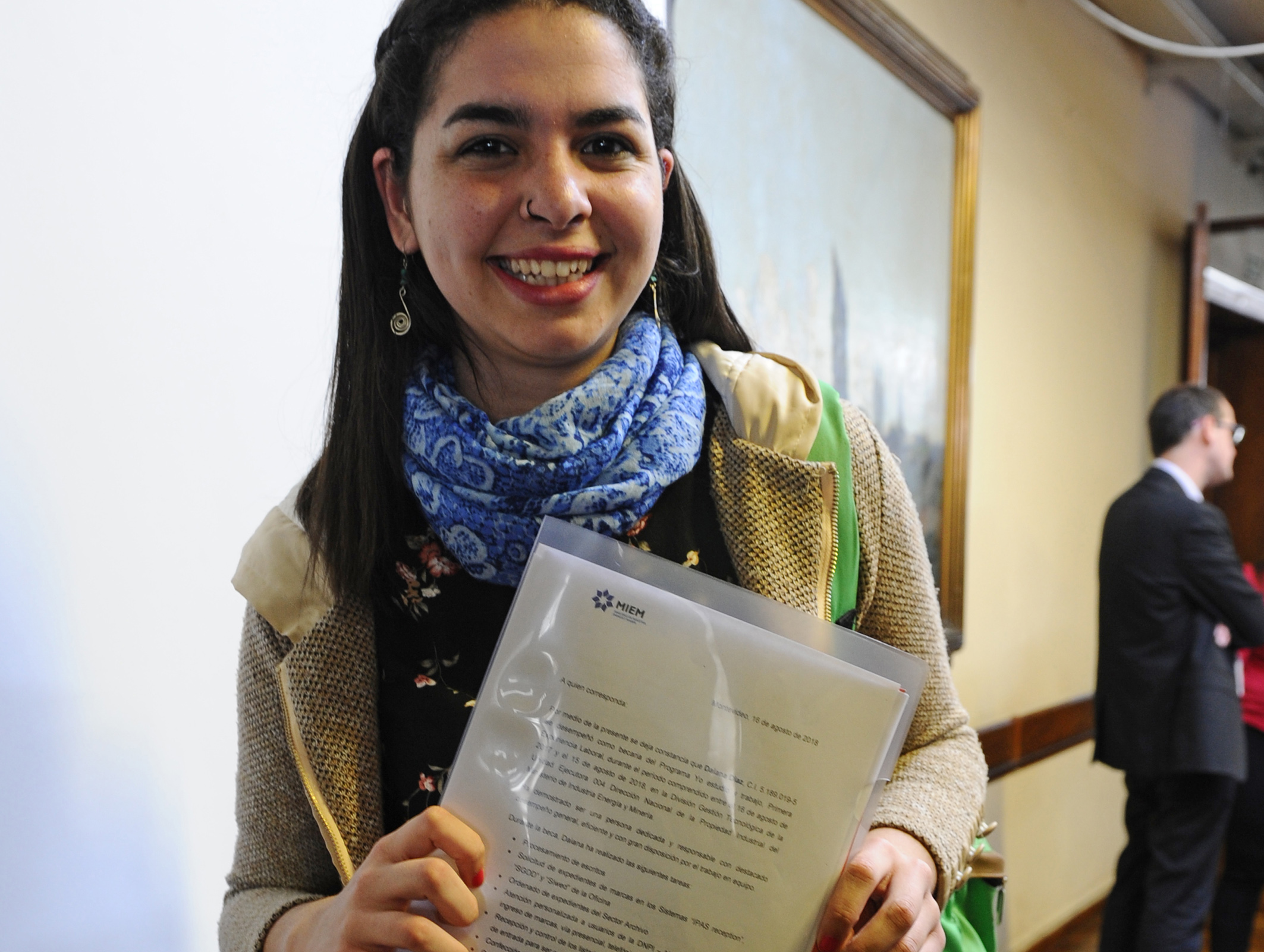 Joven habiendo recibido el certificado del Programa Yo Estudio y Trabajo
