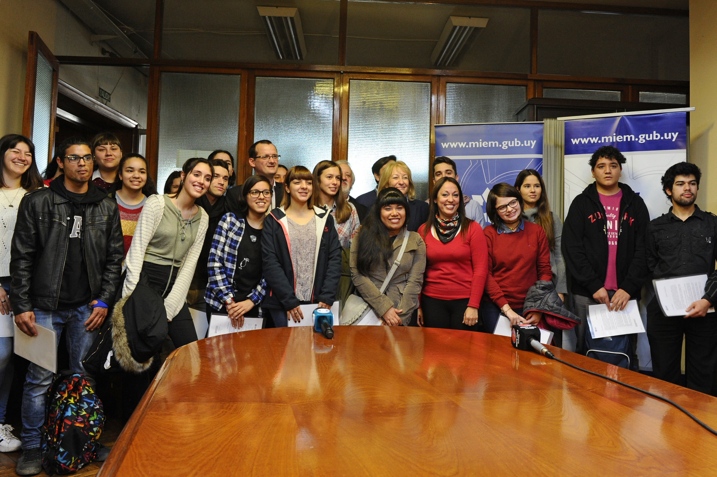 Ministra Carolina Cosse junto a jóvenes participantes del Programa Yo Estudio y Trabajo