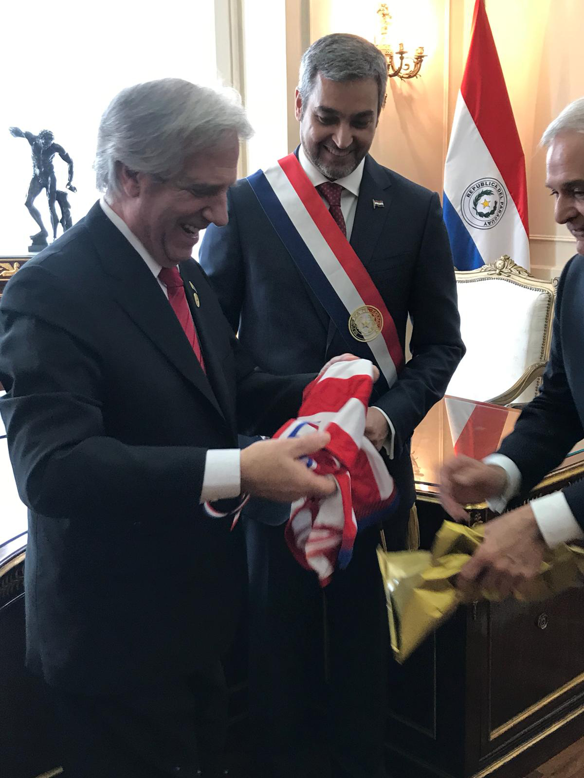 Vázquez recibe como obsequio, por parte de Mario Abdo, la camiseta de la selección de Paraguay con su nombre y el número 2030