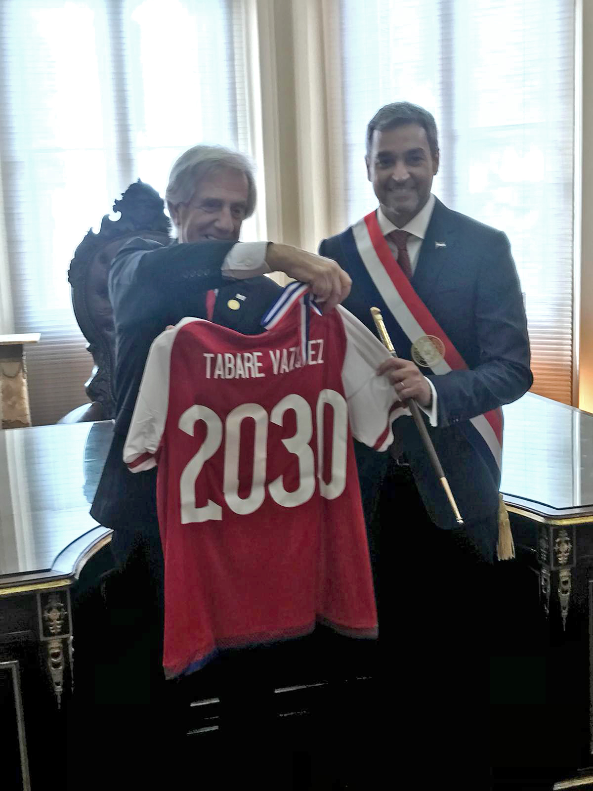Vázquez recibe como obsequio, por parte de Mario Abdo, la camiseta de la selección de Paraguay con su nombre y el número 2030
