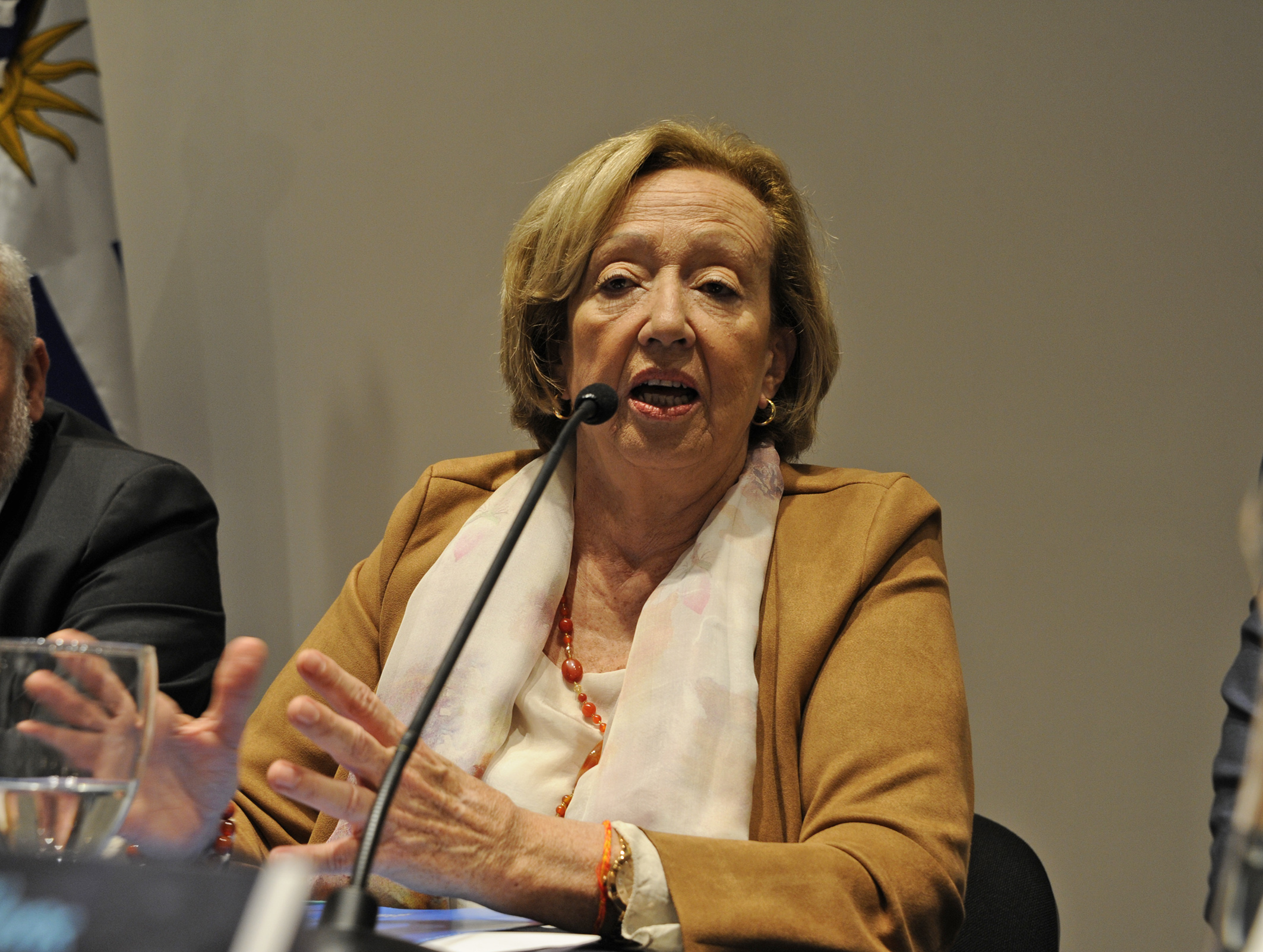 Ministra de Educación y Cultura, María Julia Muñoz, dirigiéndose a los presentes