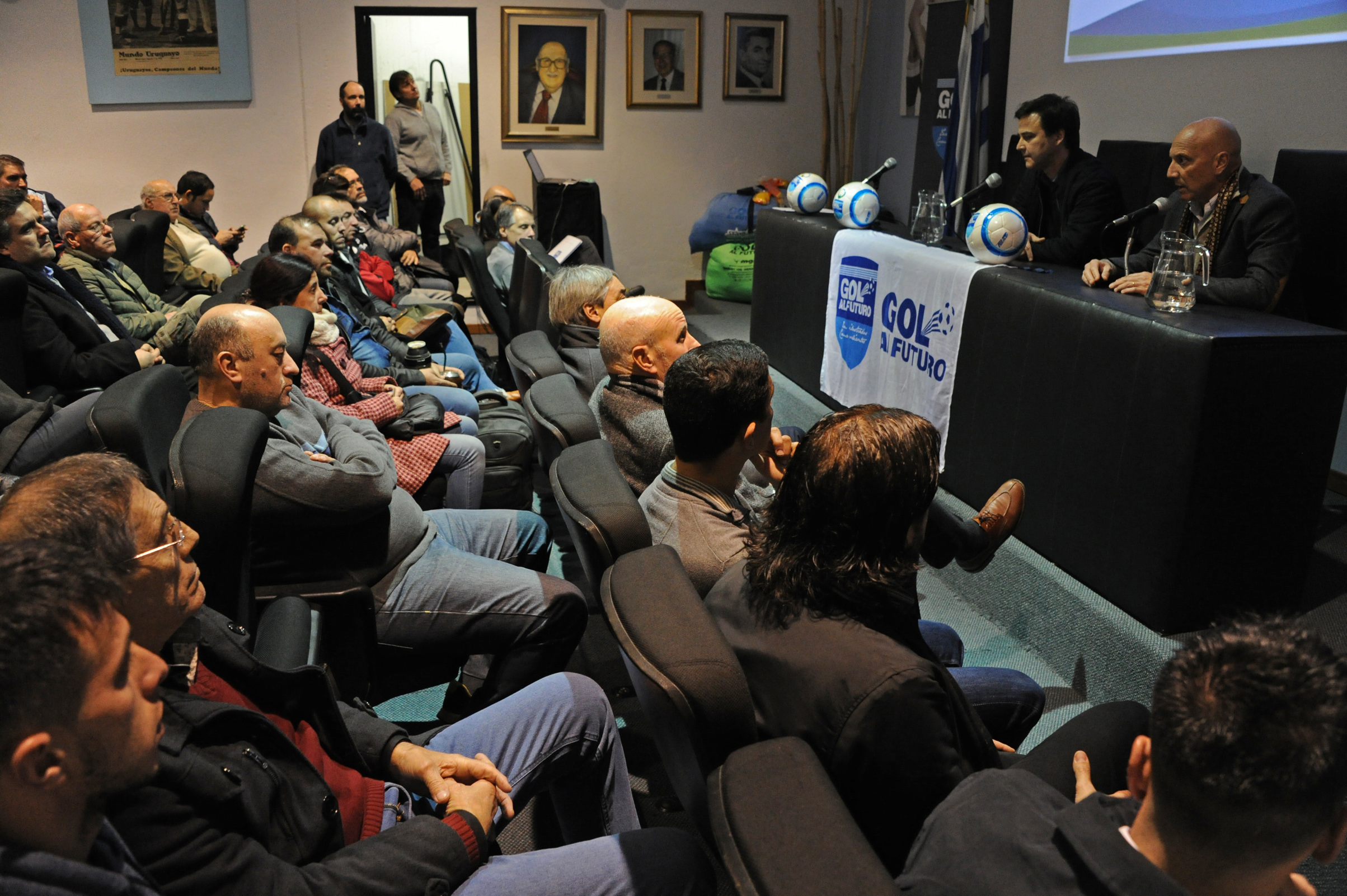 Conferencia de presentación del informe actual de situación del programa para la formación integral del futbolista juvenil uruguayo Gol al Futuro