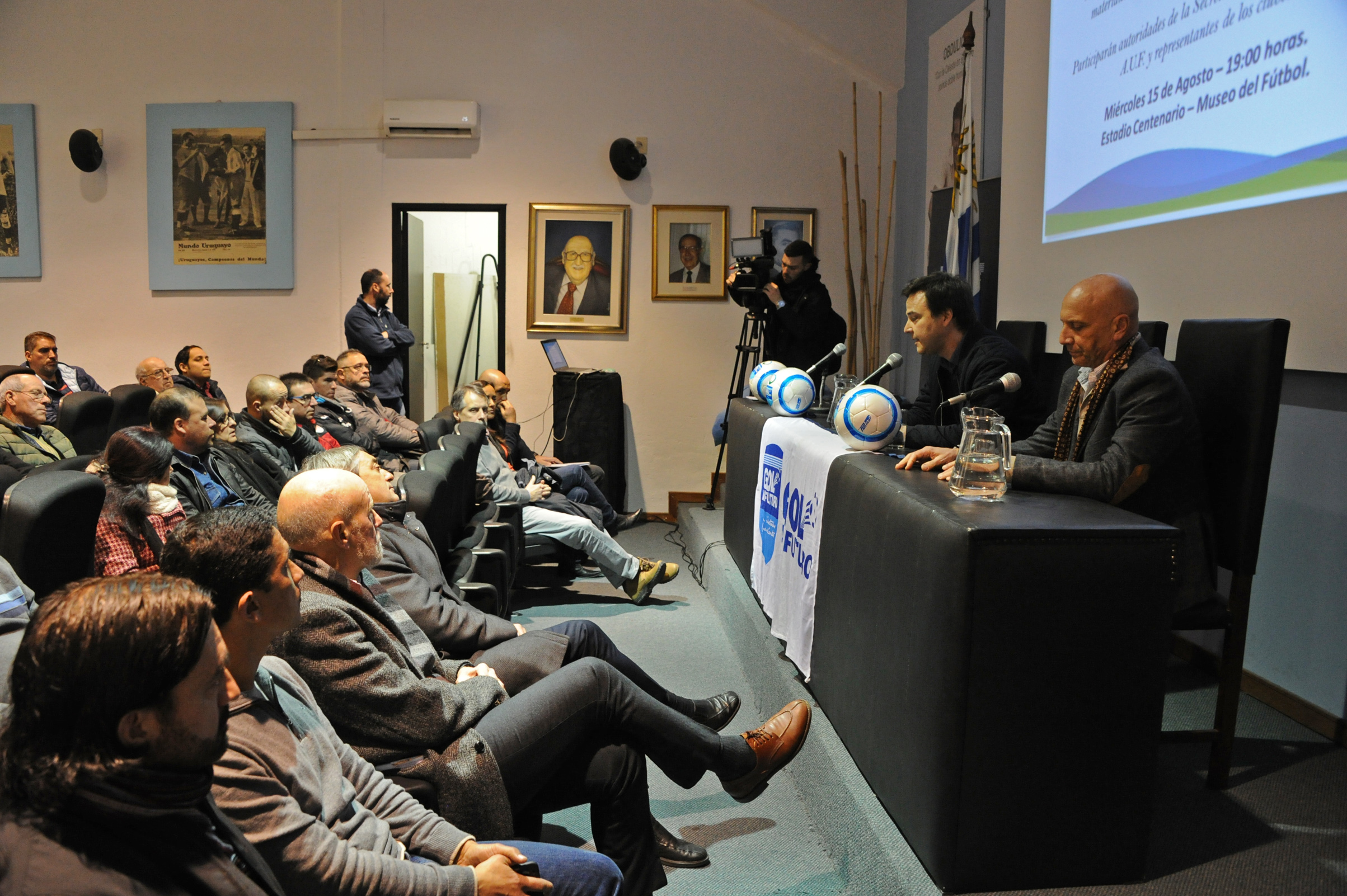Conferencia de presentación del informe actual de situación del programa para la formación integral del futbolista juvenil uruguayo Gol al Futuro
