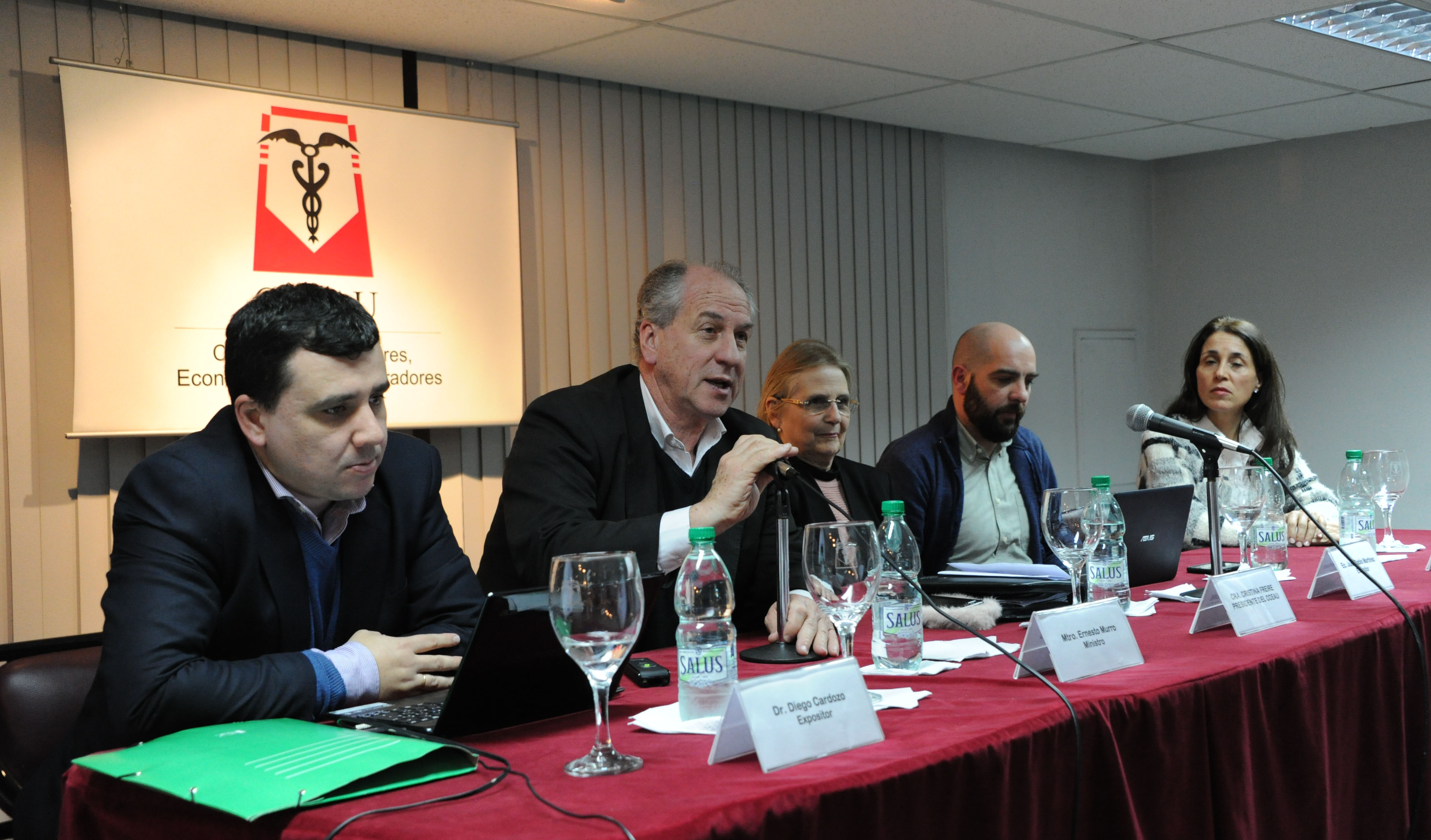 Ministro de trabajo, Ernesto Murro, en la sede del Colegio de Contadores, Economistas y Administradores del Uruguay