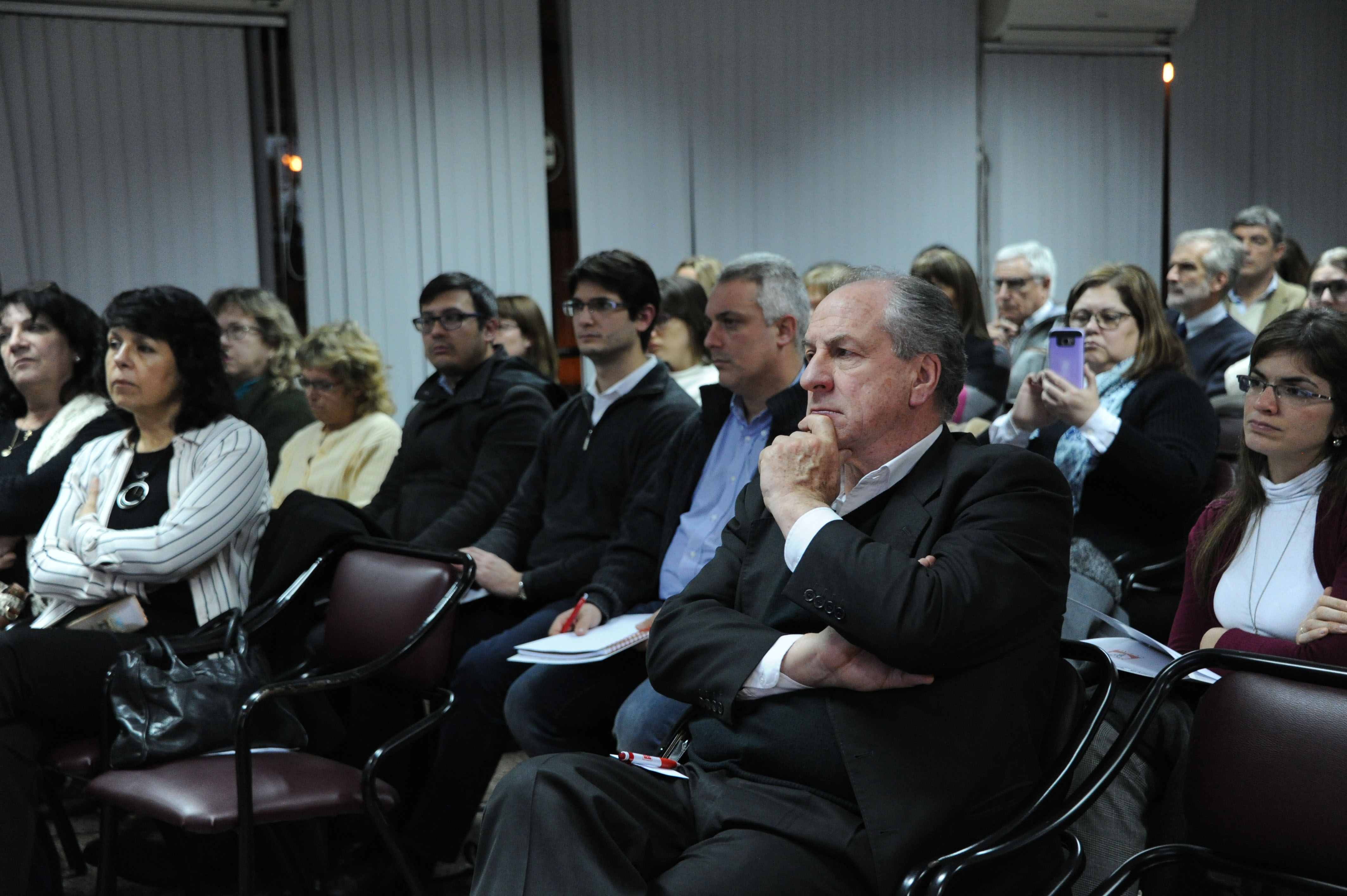 Ministro de trabajo, Ernesto Murro, en la sede del Colegio de Contadores, Economistas y Administradores del Uruguay