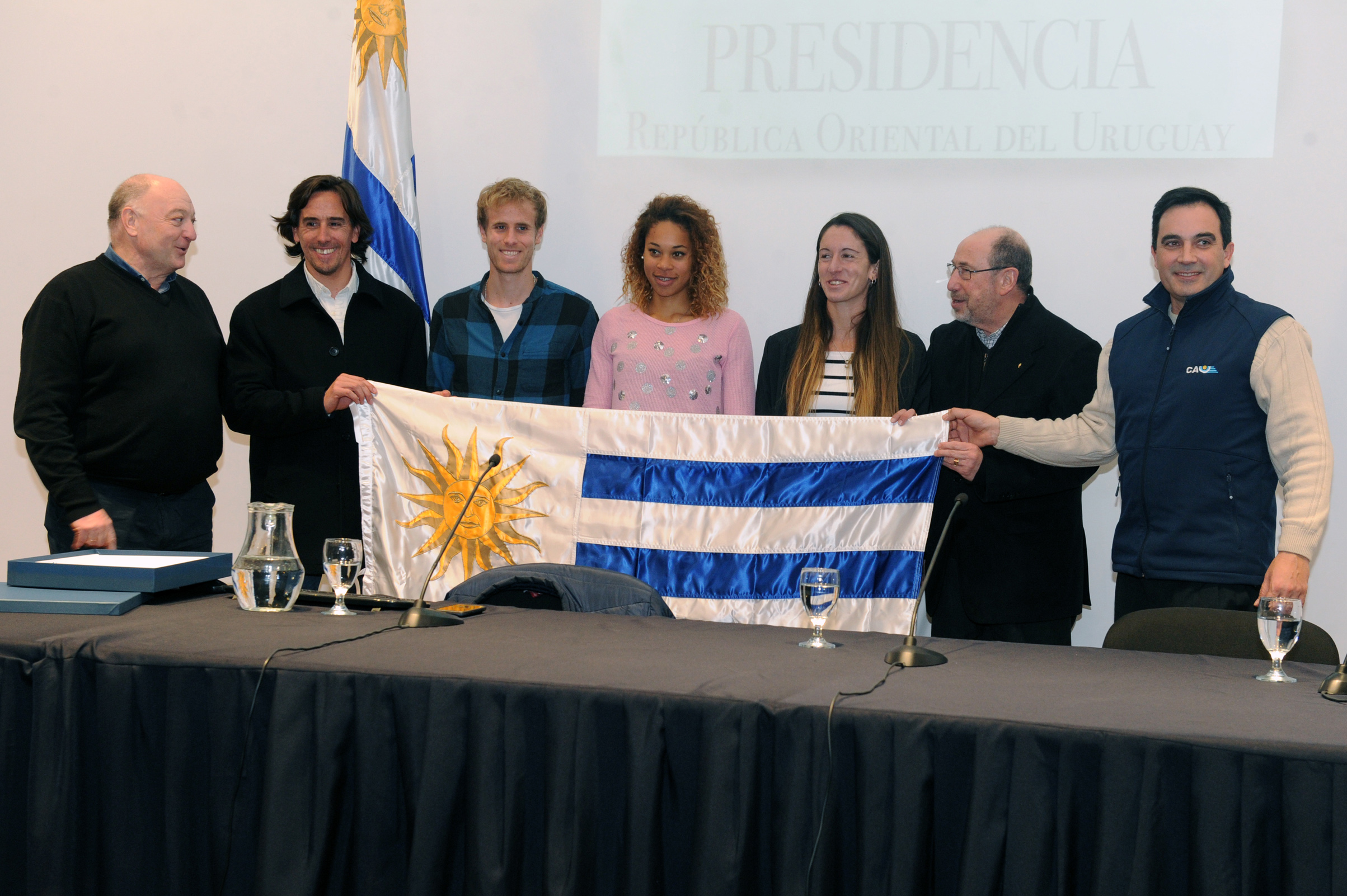 Autoridades realizaron la entrega del Pabellón Nacional a deportistas