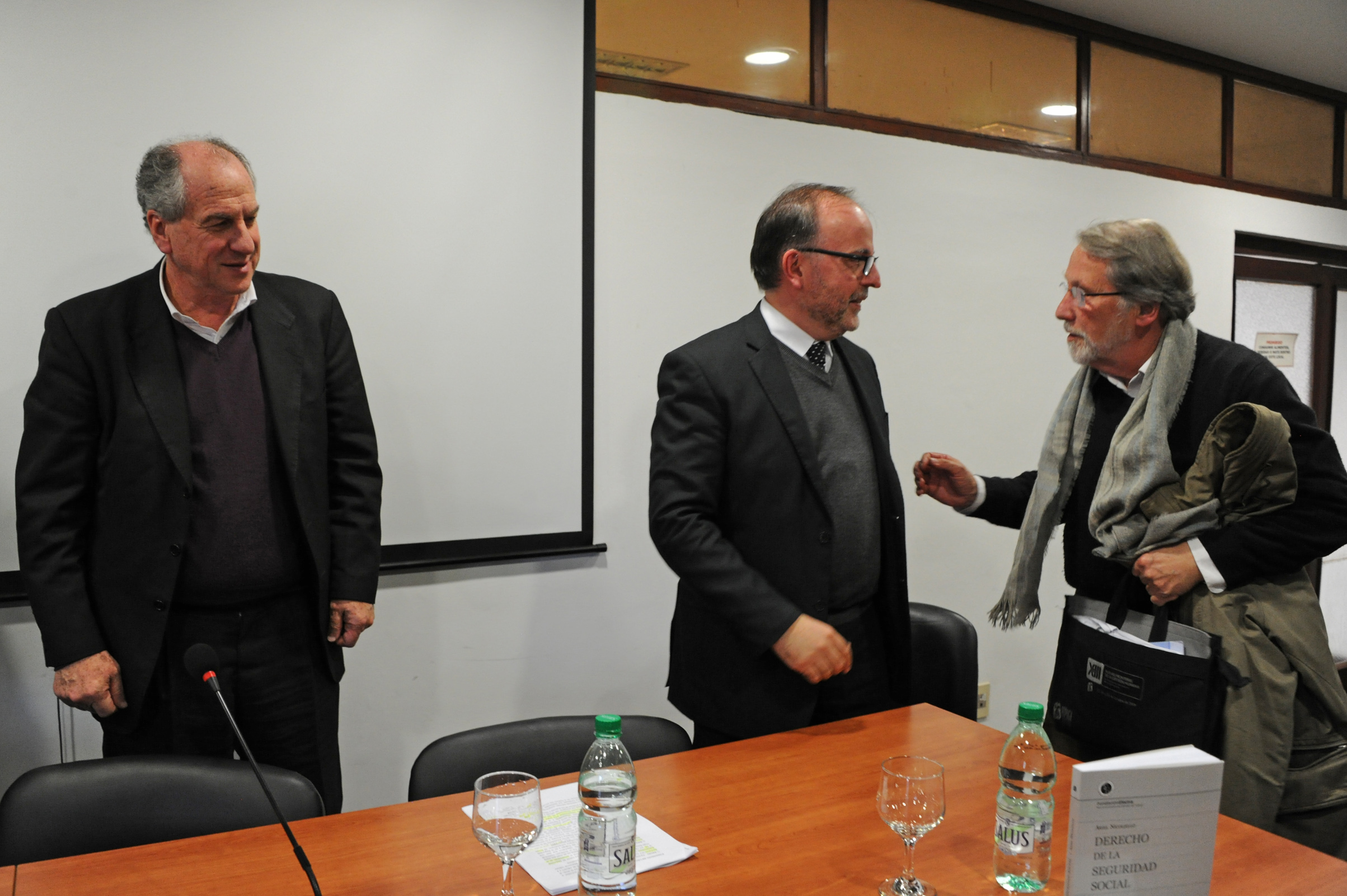 Autoridades previo al inicio de la presentación del libro “Derecho de la seguridad social”