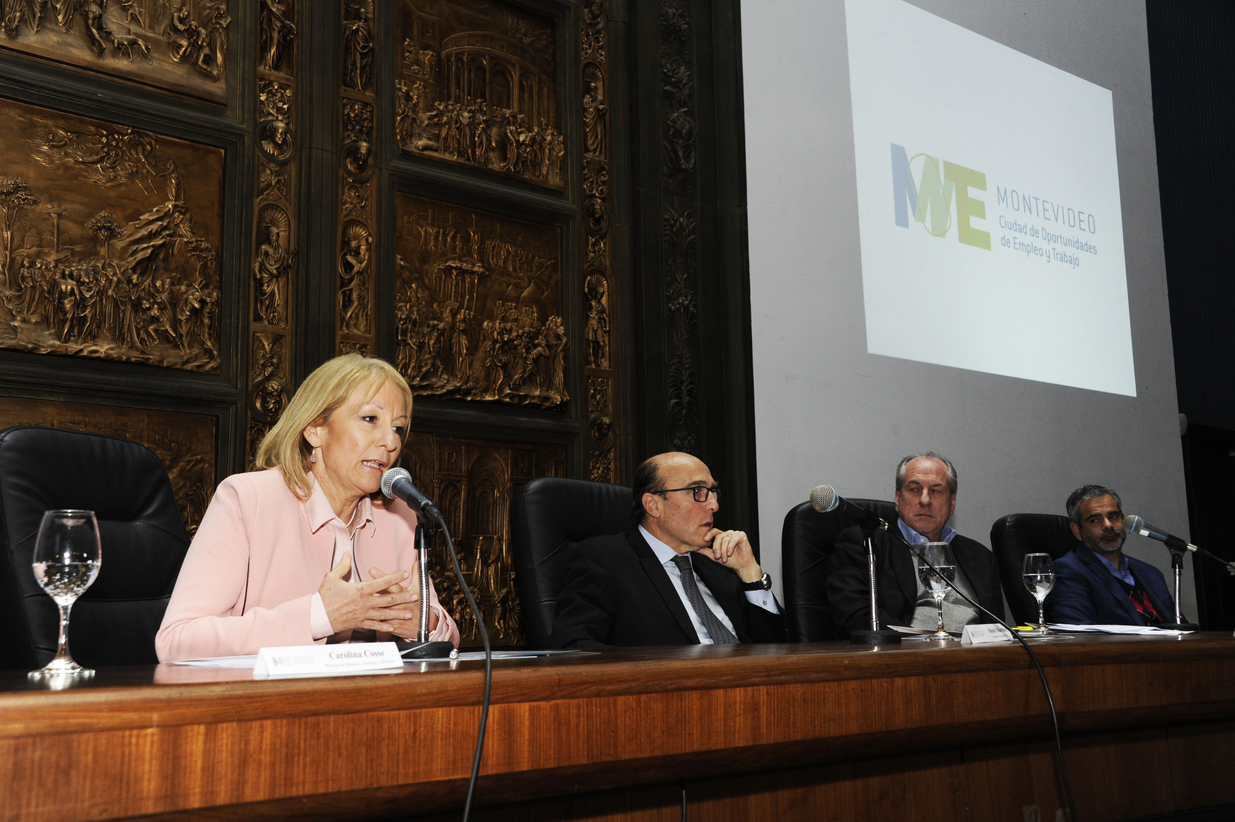 Director de Inefop, Eduardo Pereyra, junto a la ministra Carolina Cosse