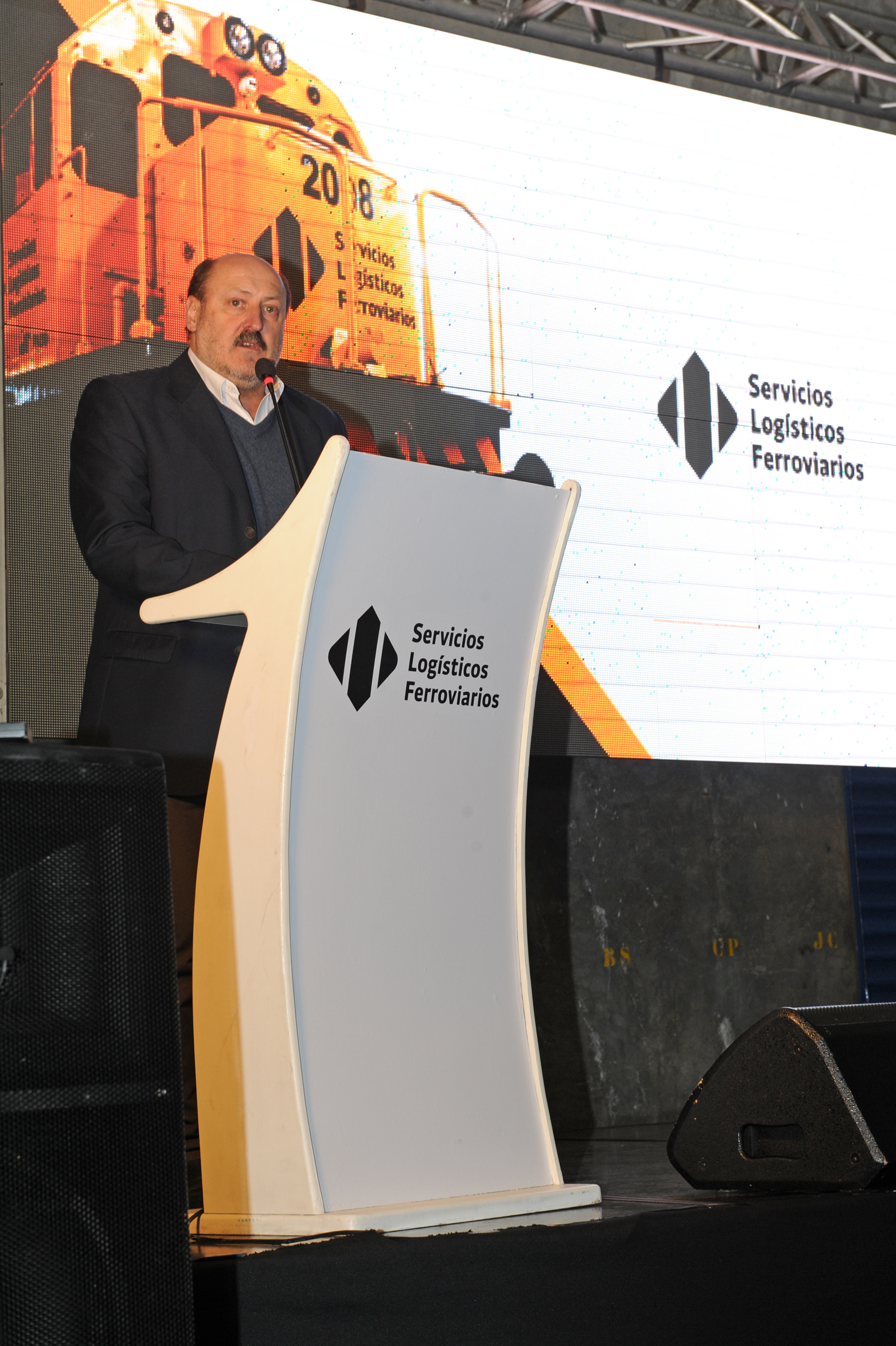 Representante de Servicios Logísticos Ferroviarios, durante la presentación de las primeras cuatro locomotoras recuperadas