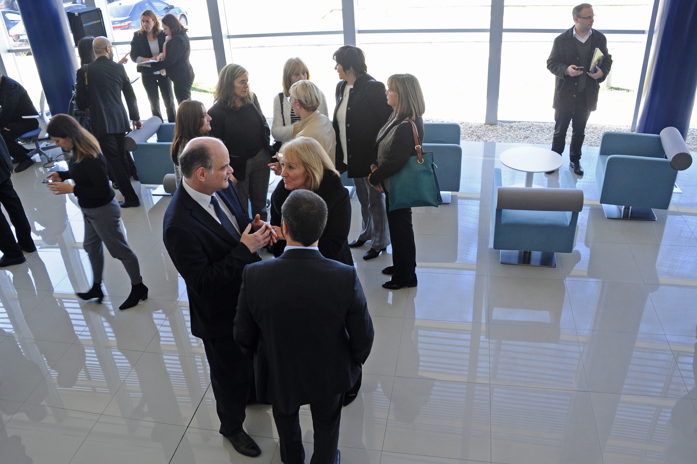 Autoridades y asistentes a la actividad, previo a su inicio