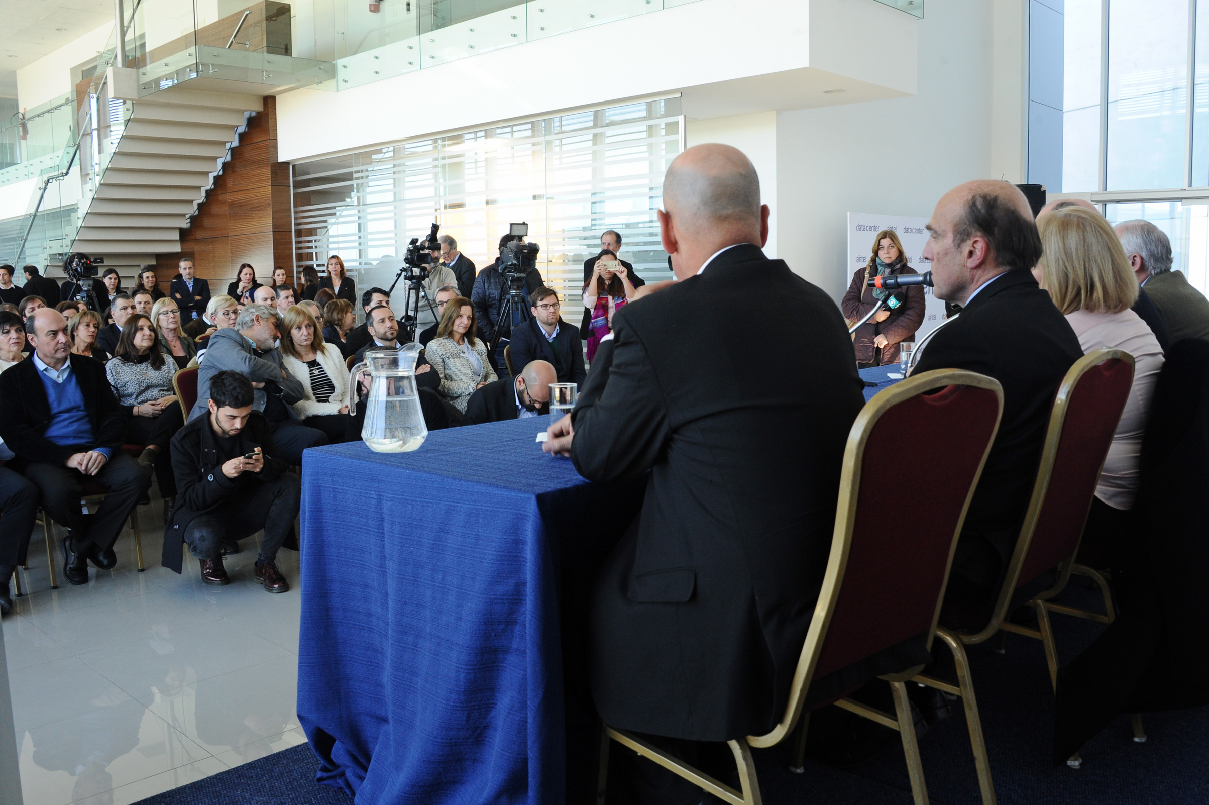 Intendente de Montevideo, Daniel Martínez, dirigiéndose a los presentes