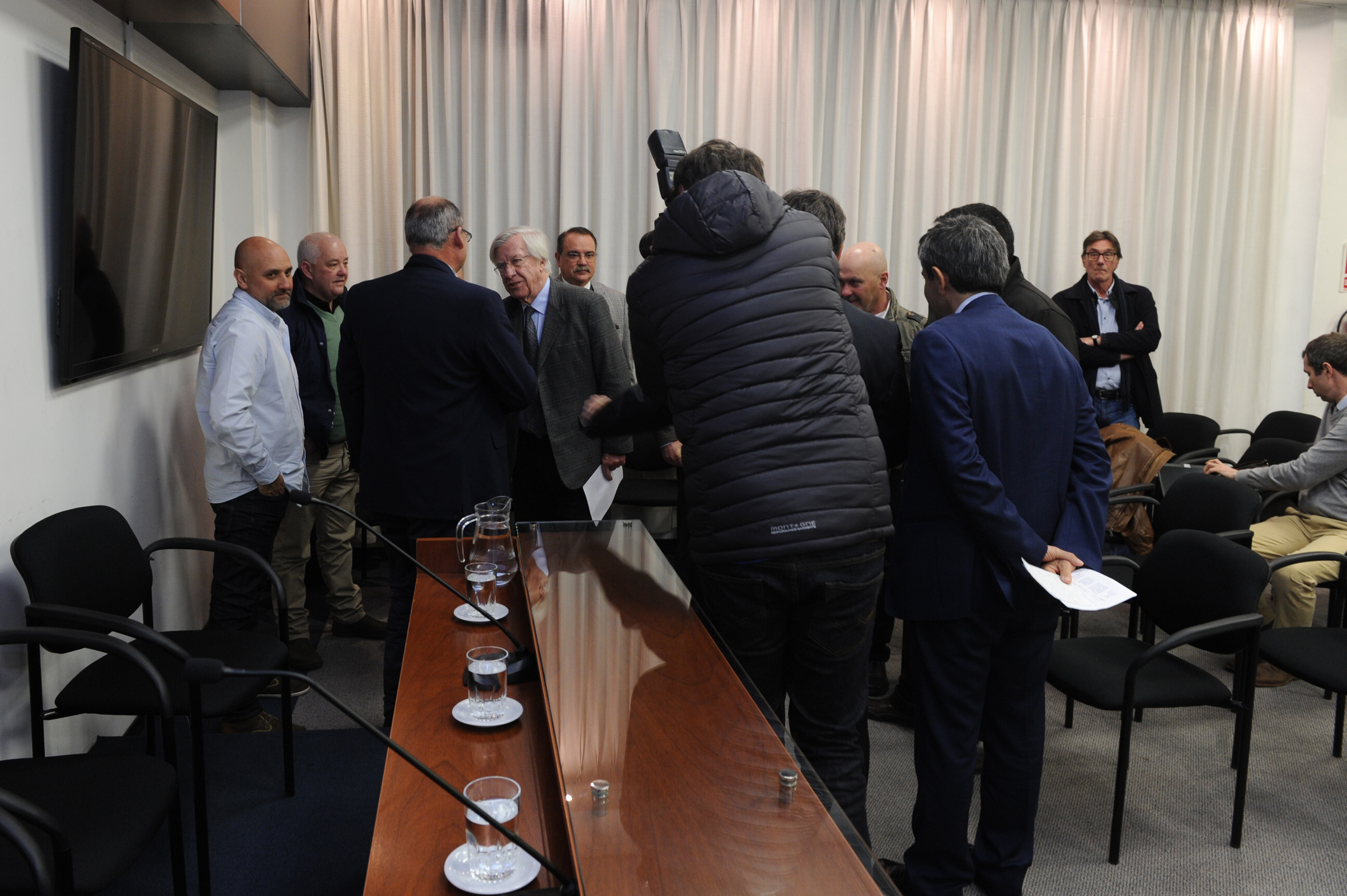 Autoridades previo al inicio de la conferencia de prensa