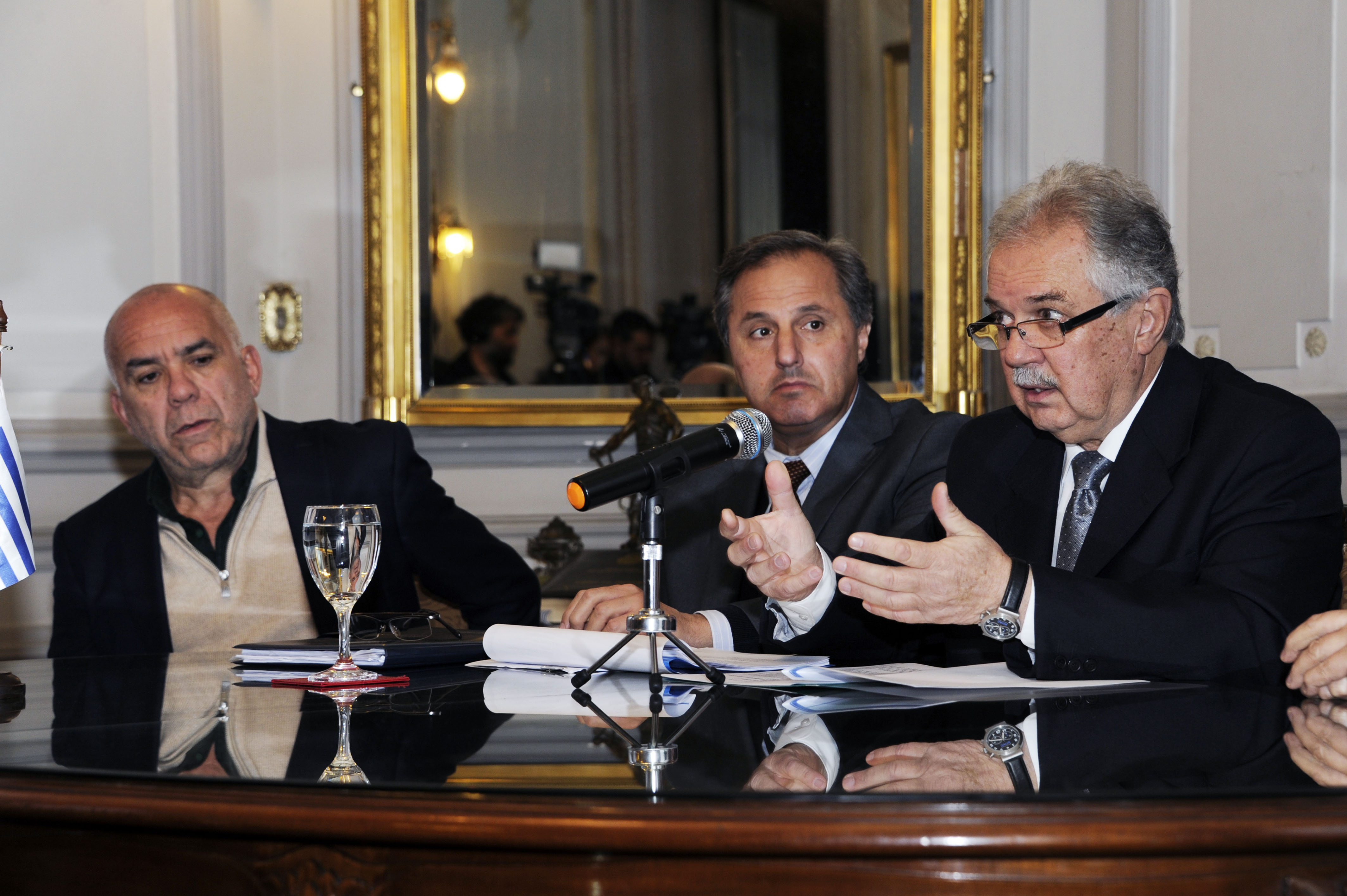 Ministro Jorge Menéndez en conferencia de prensa