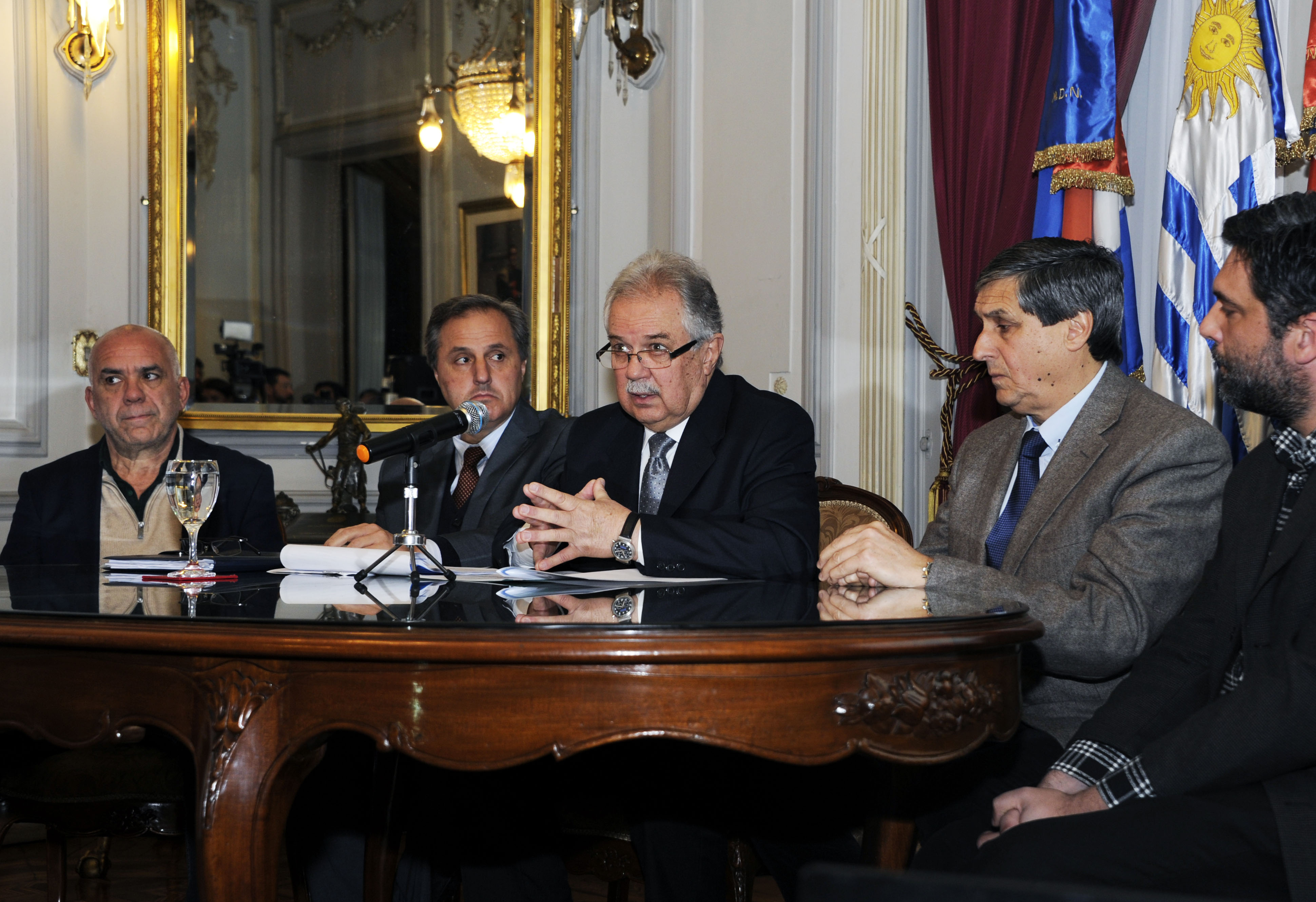 Ministro Jorge Menéndez en conferencia de prensa