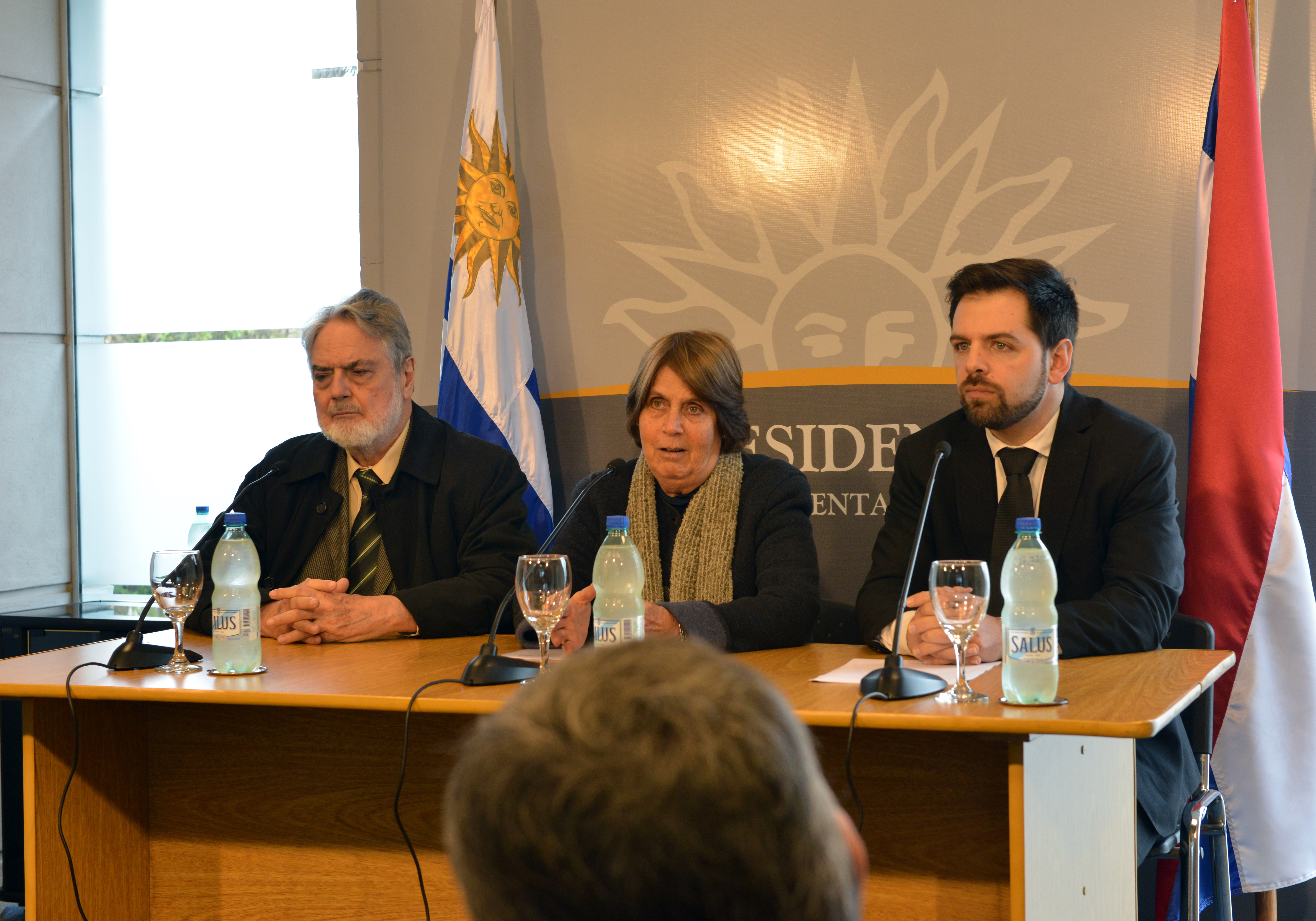 Representantes de la Academia Nacional de Medicina Ricardo Bernardi y Graciela Lago junto a Diego Olivera, en declaraciones a la prensa