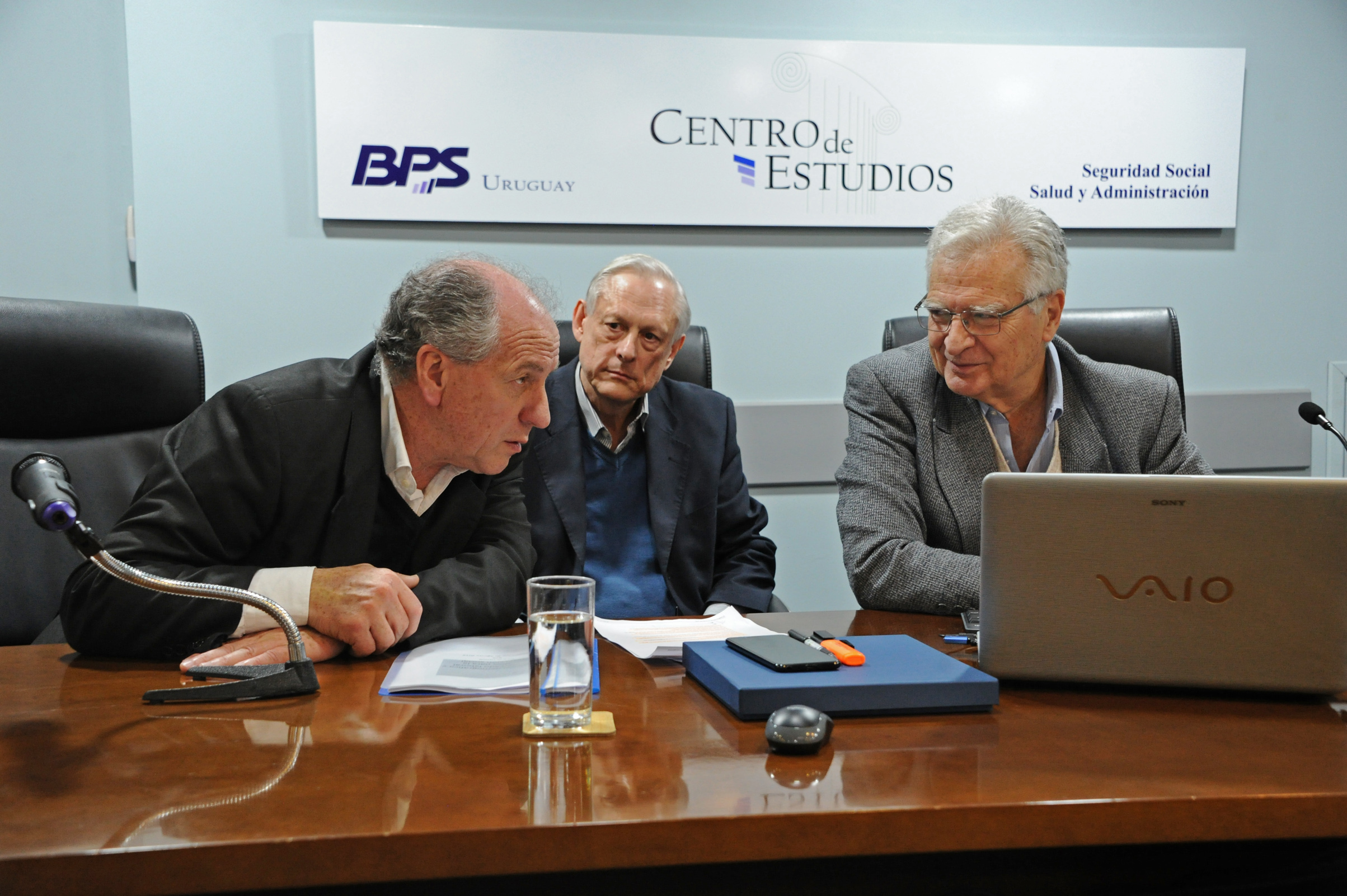 Autoridades previo al inicio de la conferencia “Transición demográfica, los desafíos de la seguridad social”