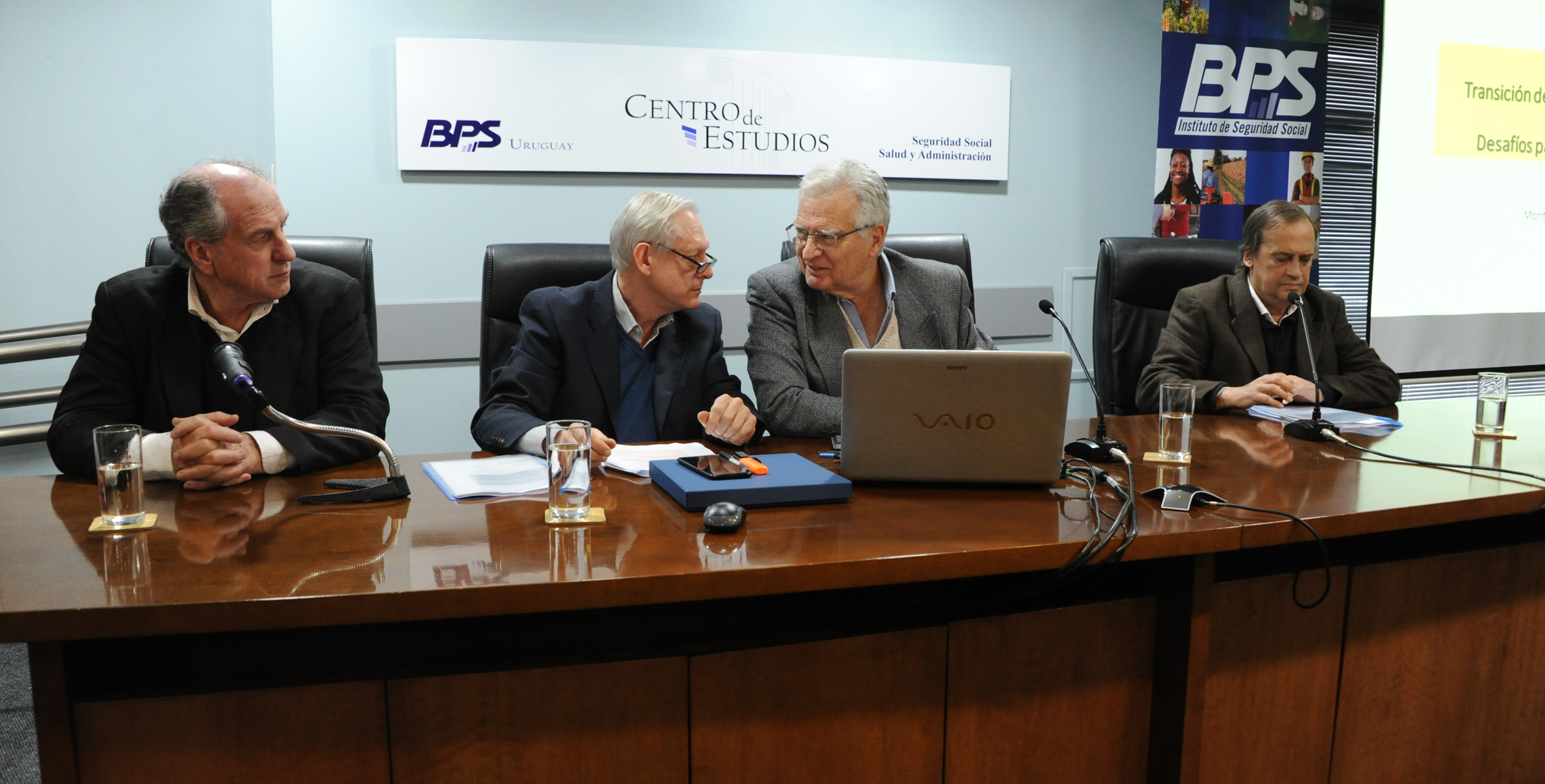 Autoridades previo al inicio de la conferencia “Transición demográfica, los desafíos de la seguridad social”