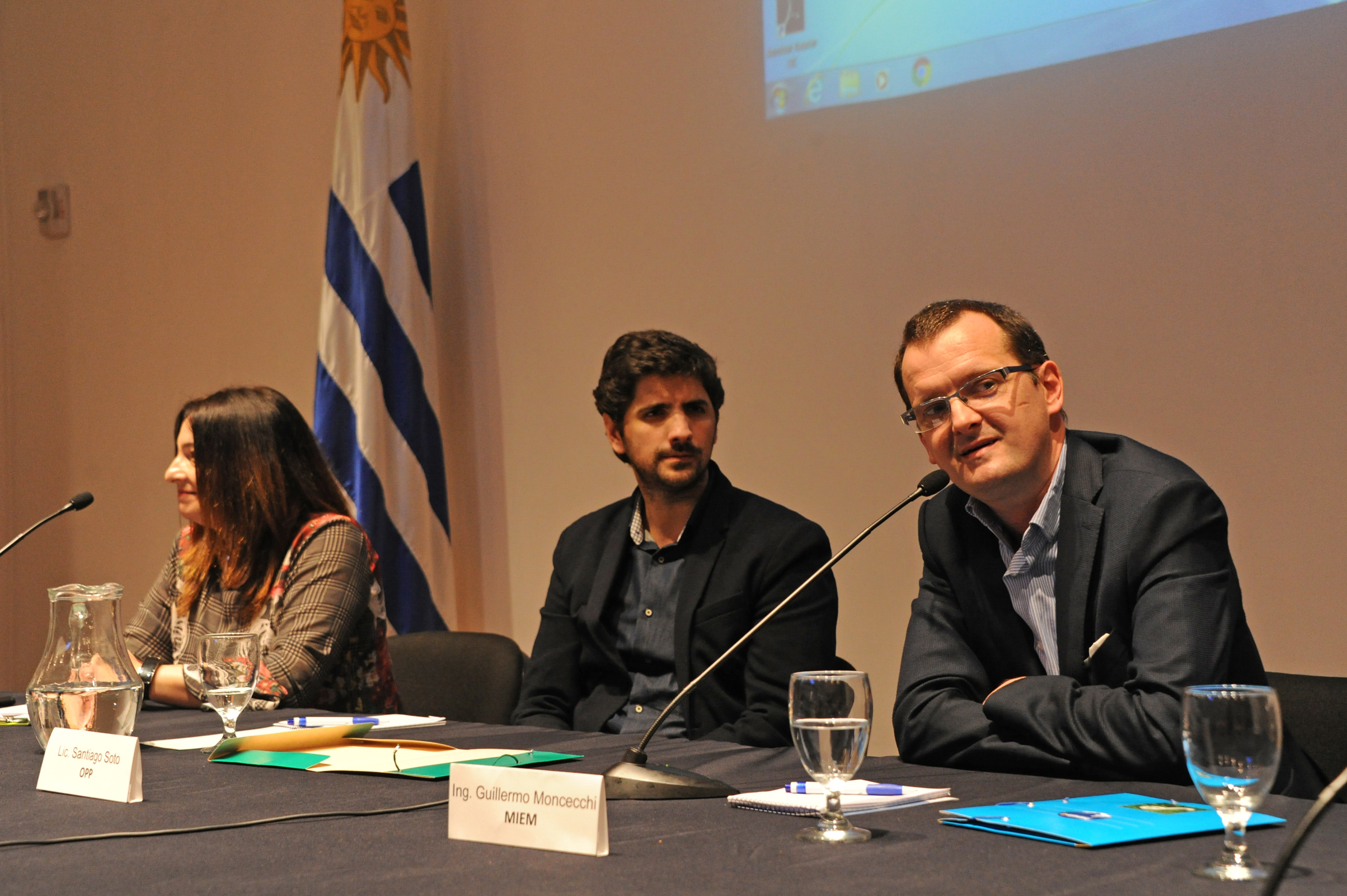 Subsecretario de Industria, Energía y Minería, Guillermo Moncecchi, haciendo uso de la palabra