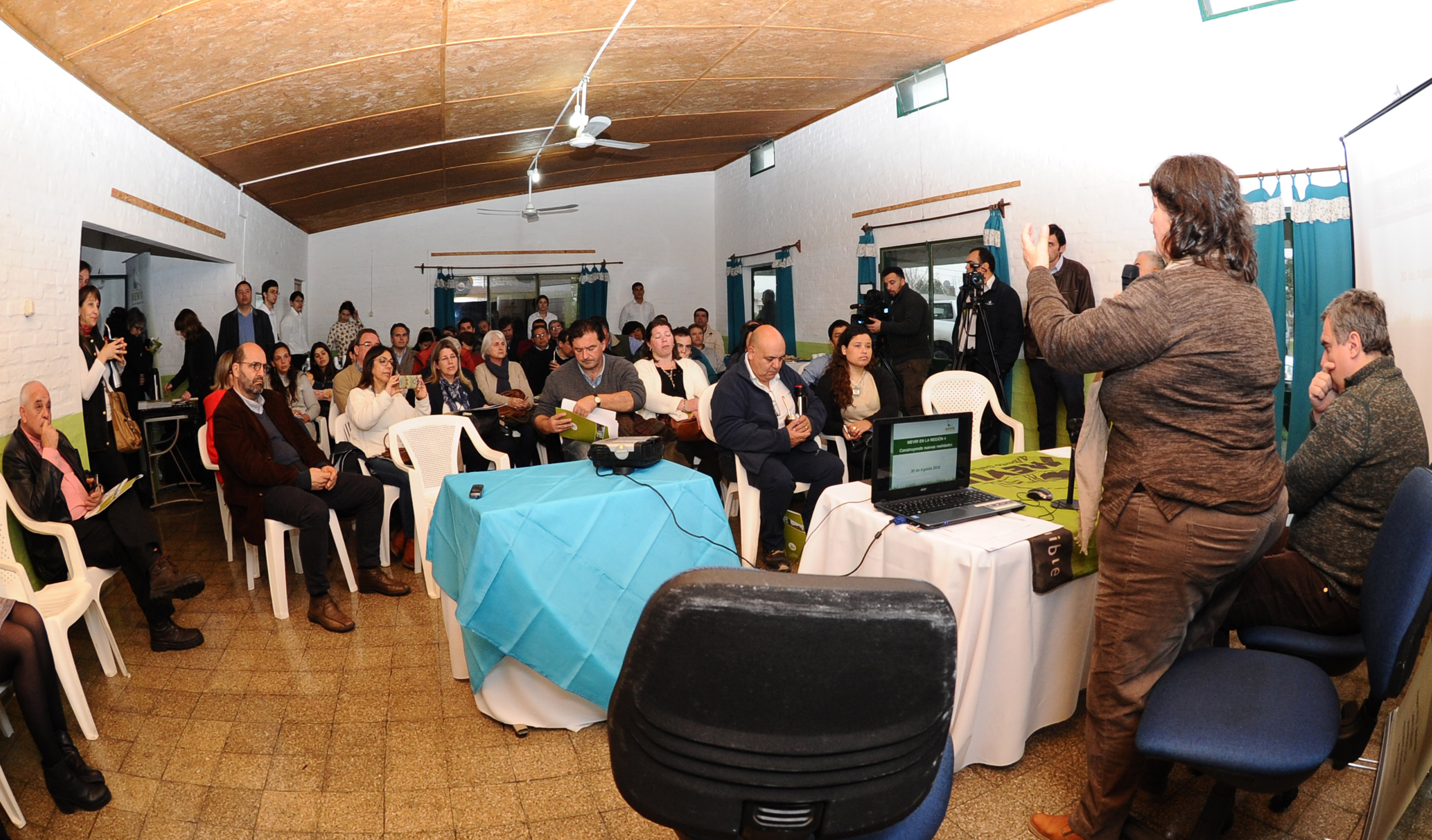 Presidenta de Mevir, Cecilia Bianco, encabezando la reunión de evaluación de actividades de la cartera en la región
