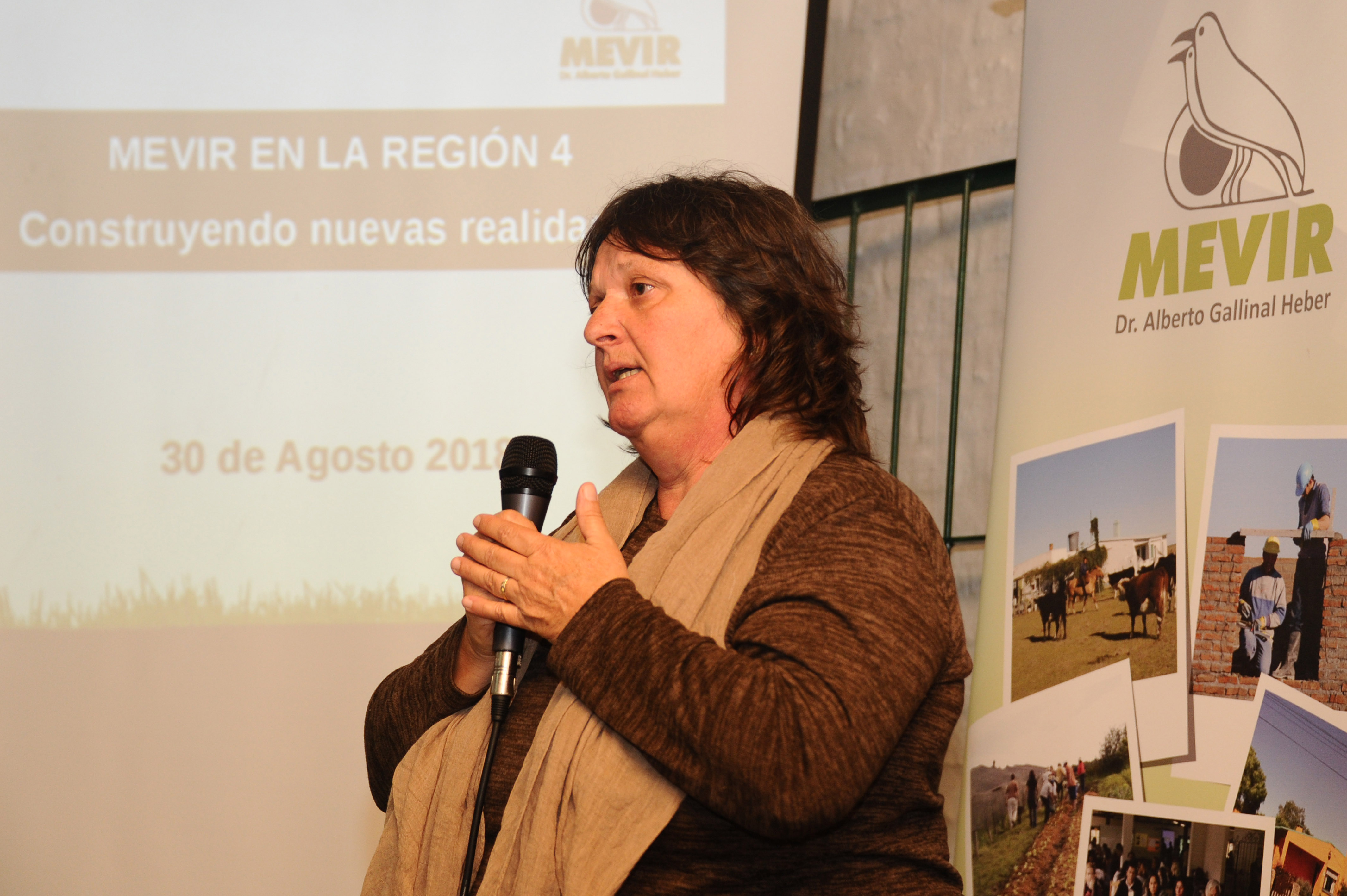 Presidenta de Mevir, Cecilia Bianco, encabezando la reunión de evaluación de actividades de la cartera en la región