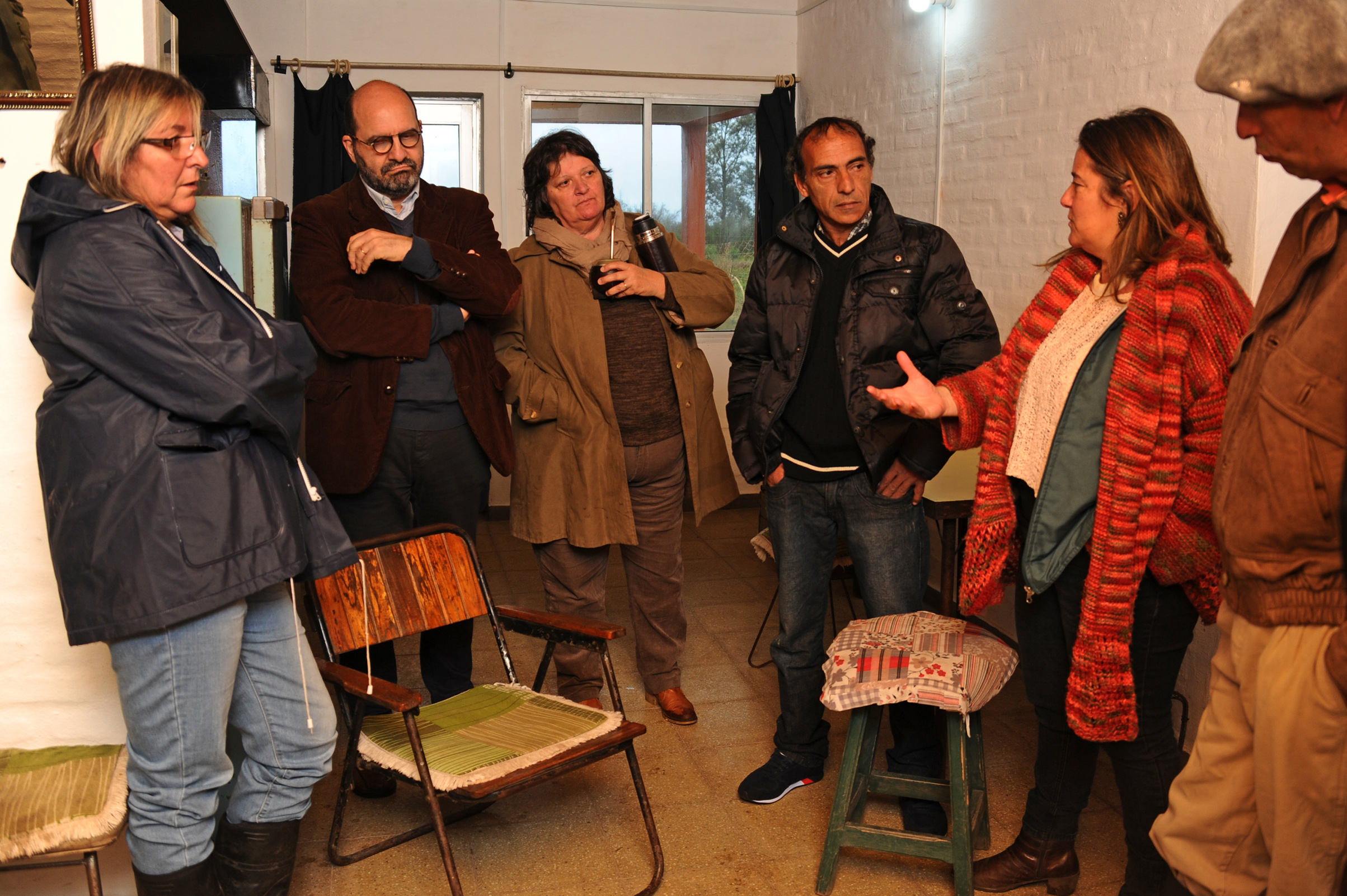 Autoridades junto a habitantes de las viviendas de Mevir en zona rural de Curticeiras, departamento de Rivera