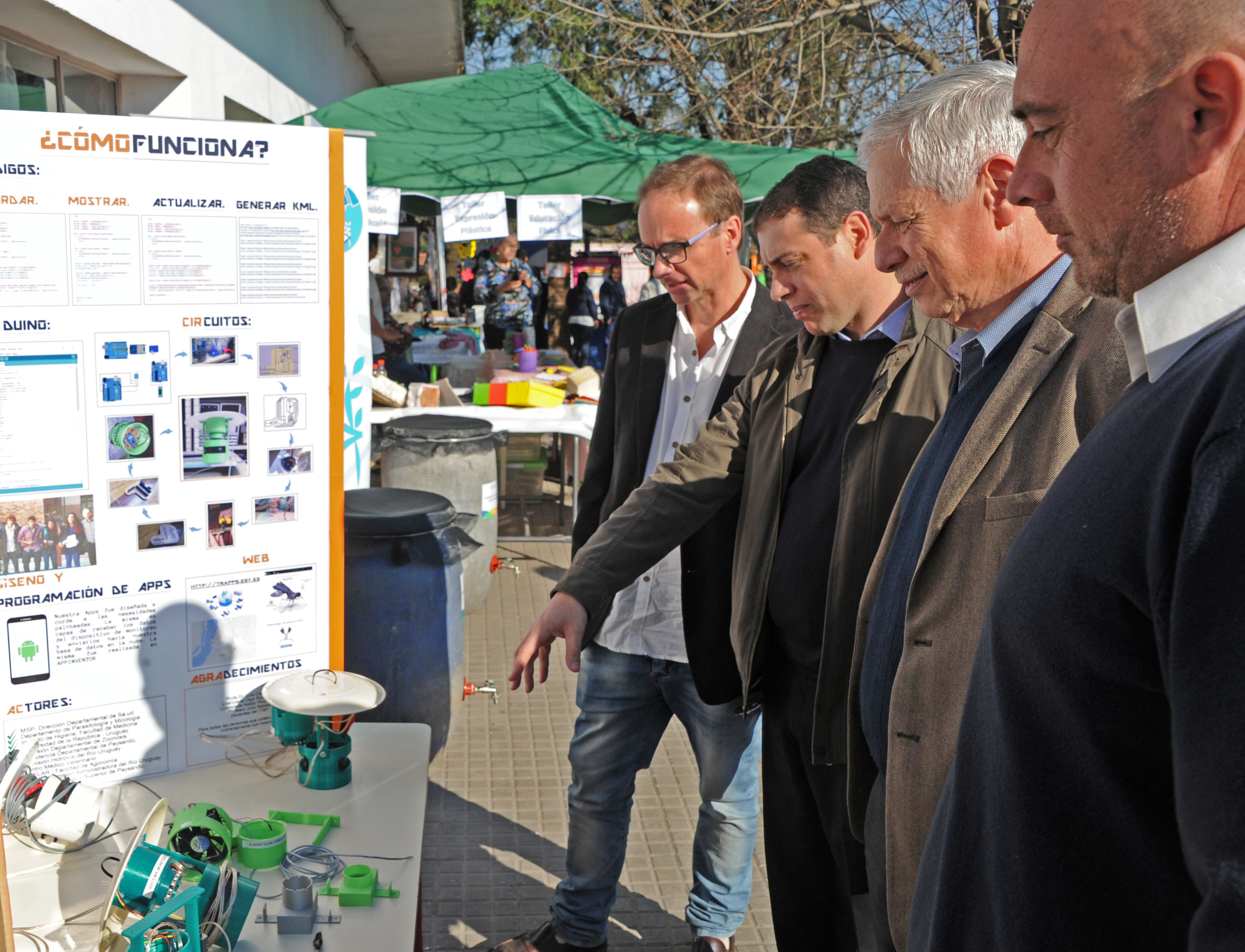 Basso en la Feria de Salud de la escuela urbana n.° 71, junto con el director departamental de Salud de Paysandú, Juan Gorostarrazu