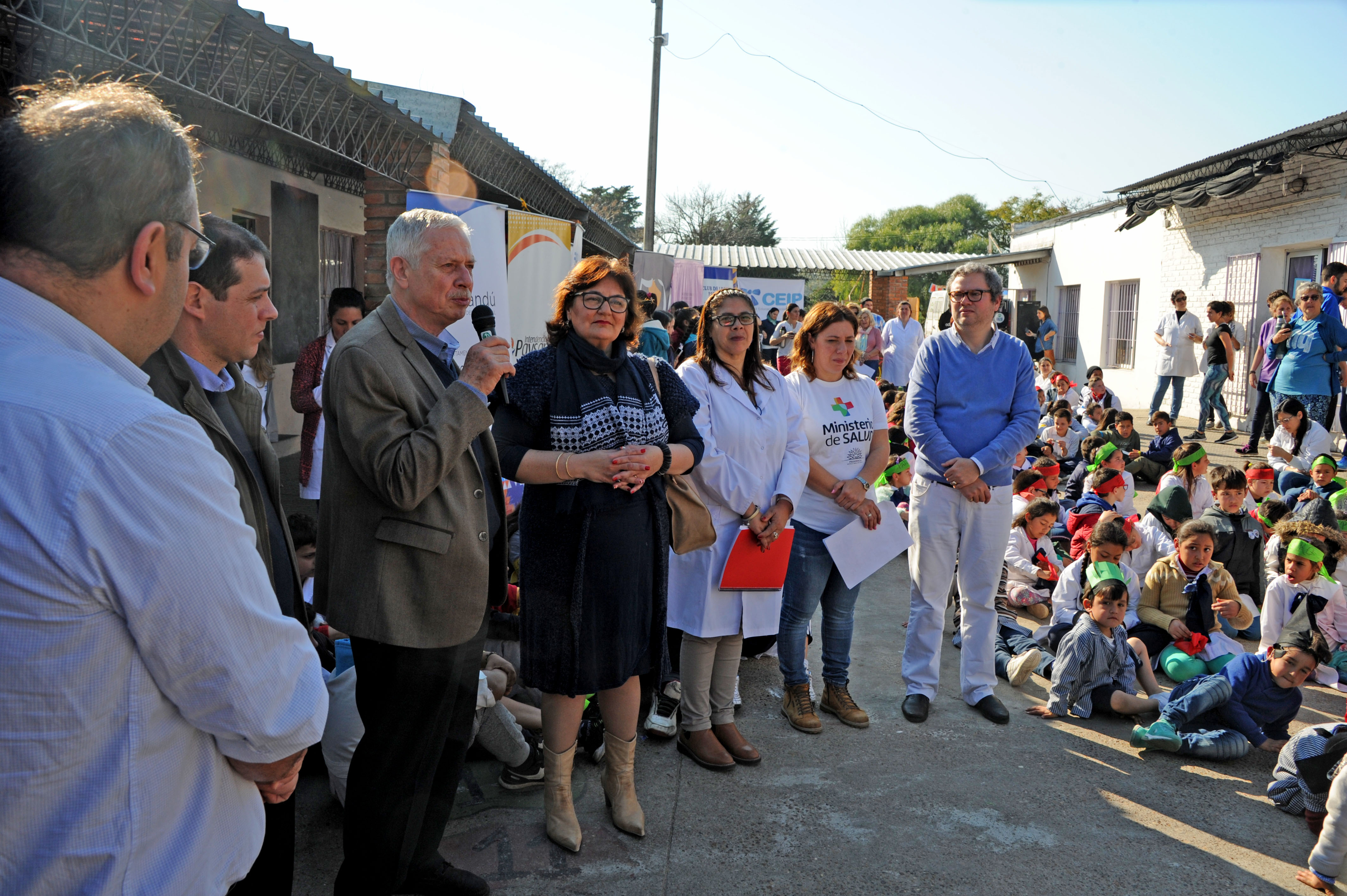 Basso en la Feria de Salud de la escuela urbana n.° 71, junto con el director departamental de Salud de Paysandú, Juan Gorostarrazu
