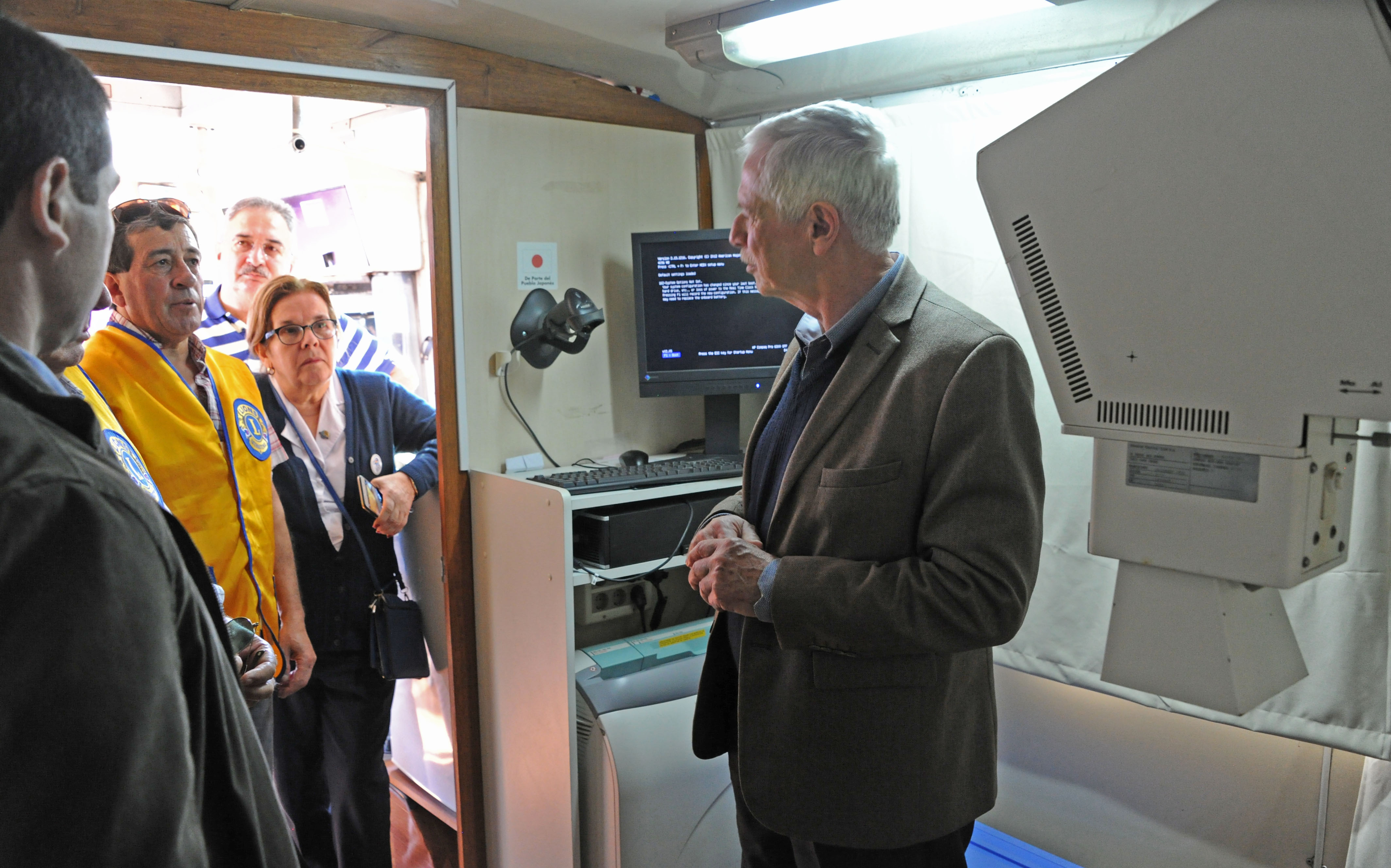 Basso en la Feria de Salud de la escuela urbana n.° 71, junto con el director departamental de Salud de Paysandú, Juan Gorostarrazu