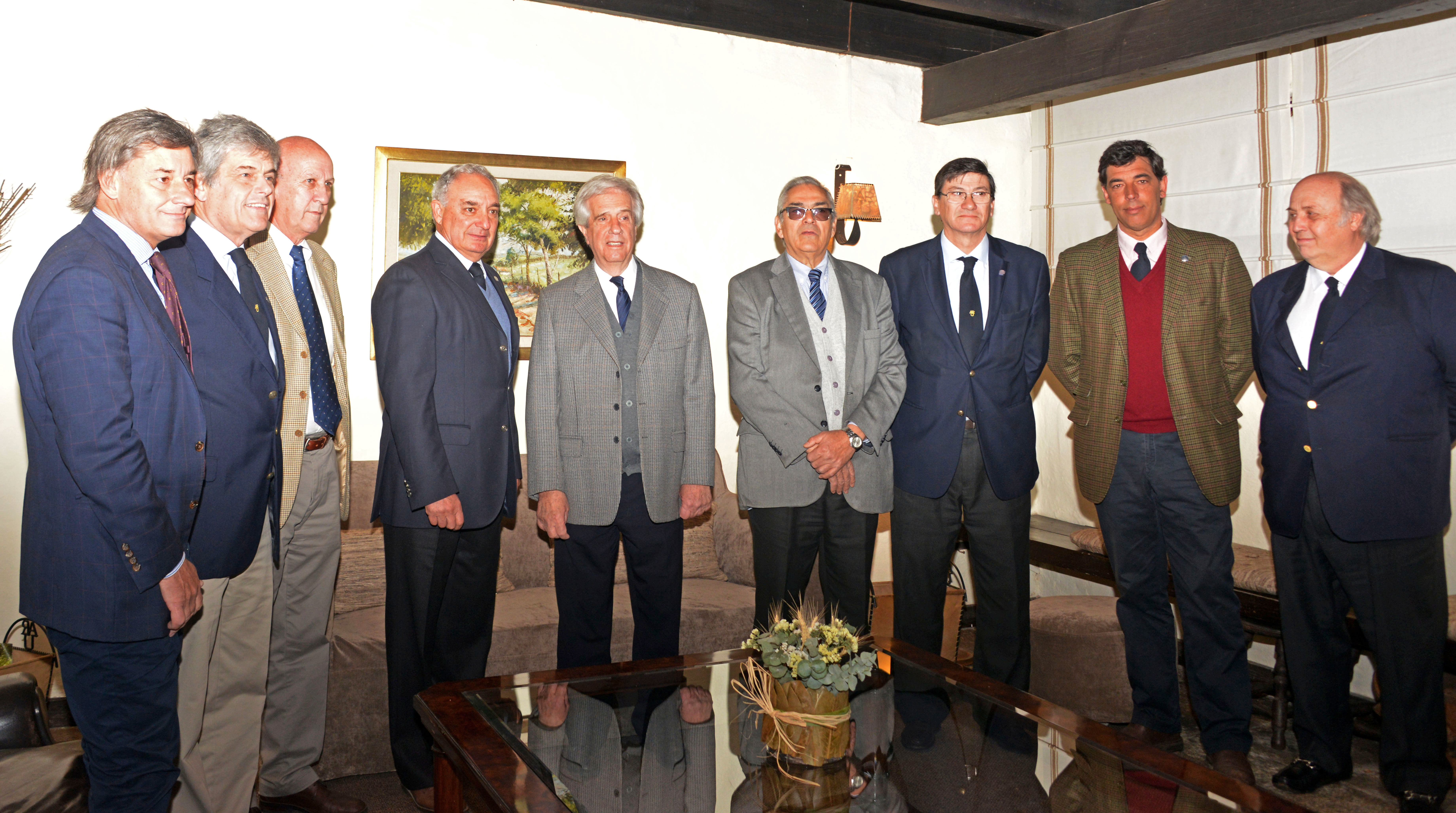 Tabaré Vázquez y Enzo Benech con directiva de la Asociación Rural del Uruguay