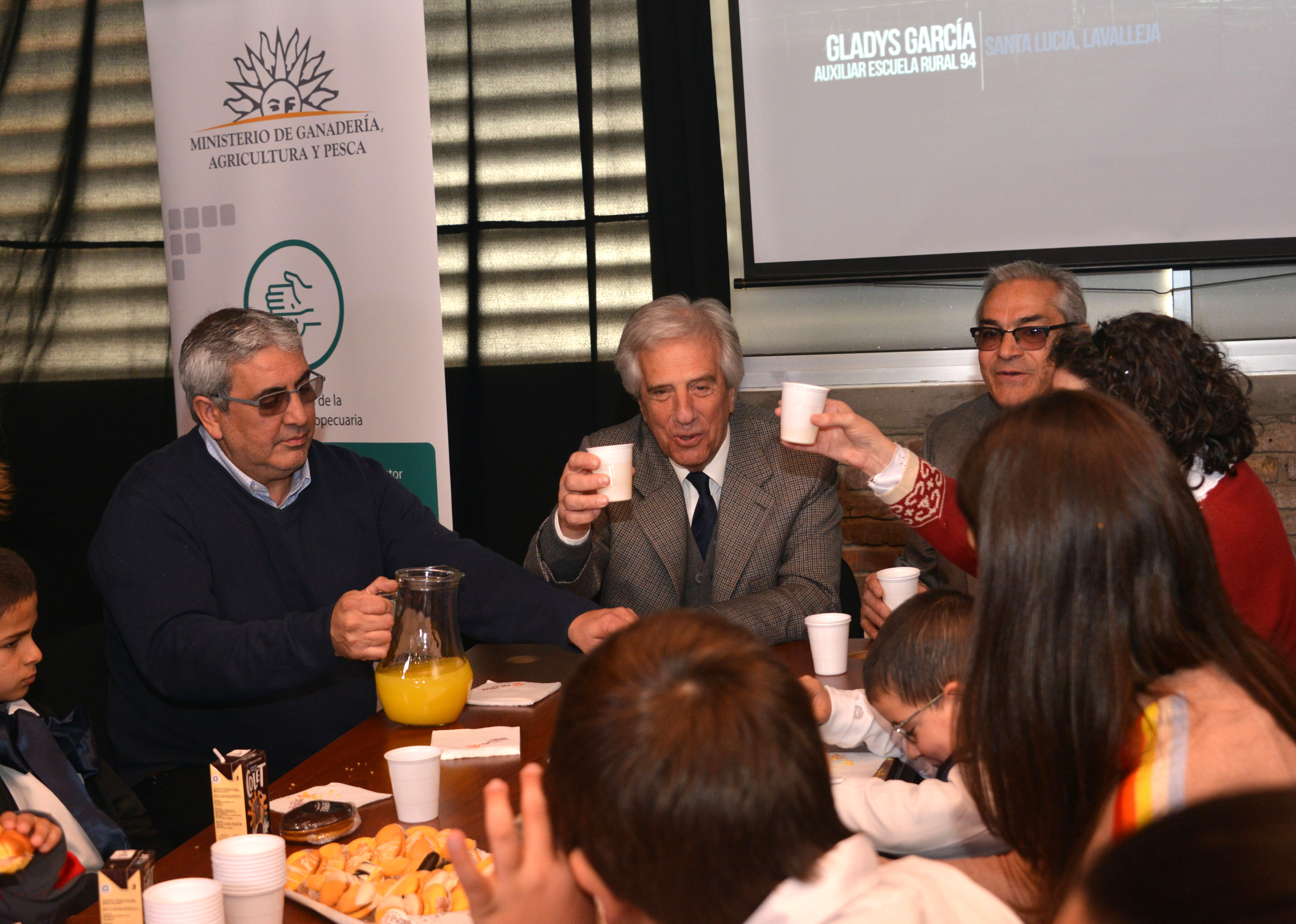 El mandatario recorrió la exposición y desayunó con niños de una escuela rural en el estand del Ministerio de Ganadería.
