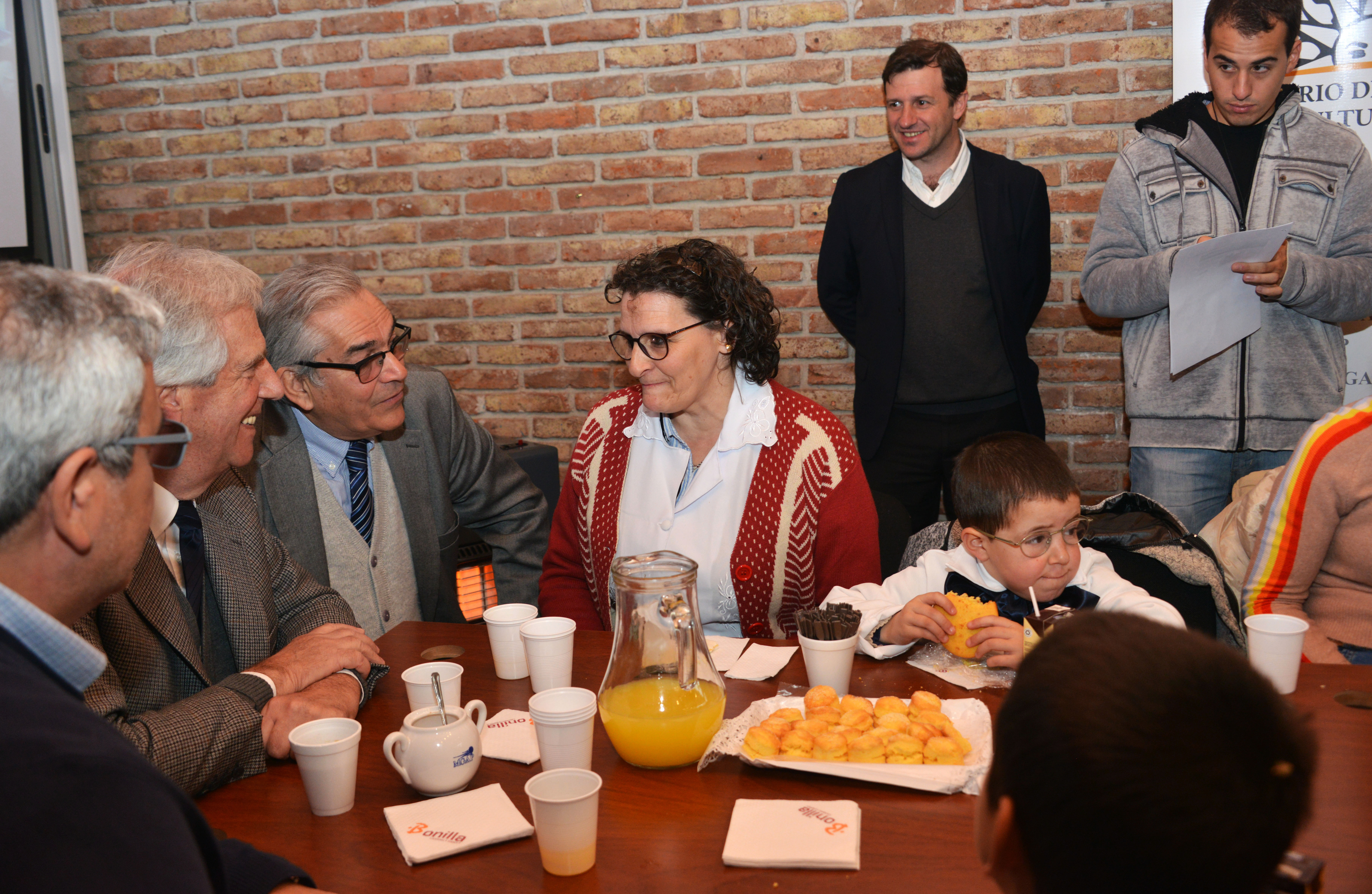 El mandatario recorrió la exposición y desayunó con niños de una escuela rural en el estand del Ministerio de Ganadería.