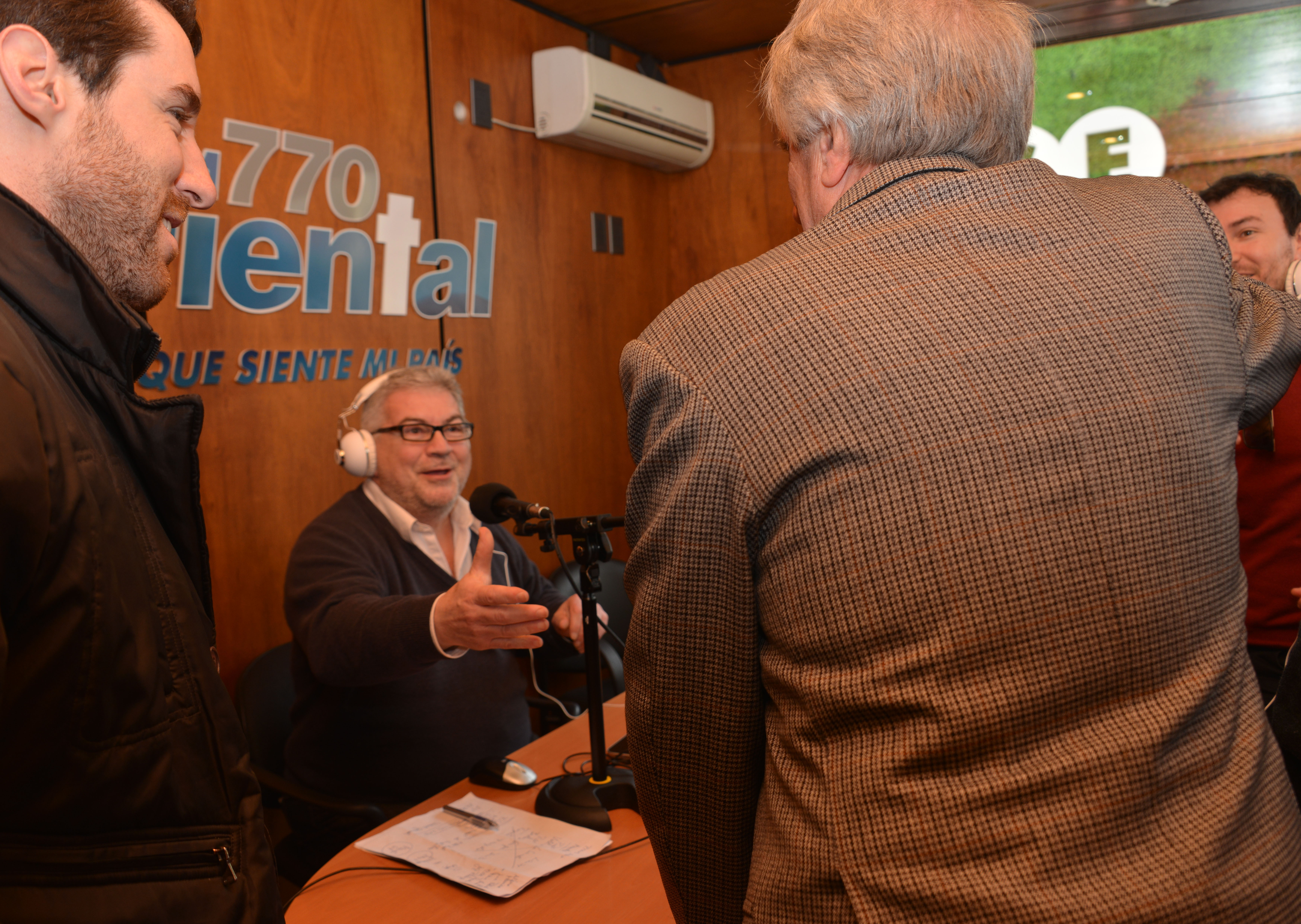 Vázquez visita el estand de Radio Oriental