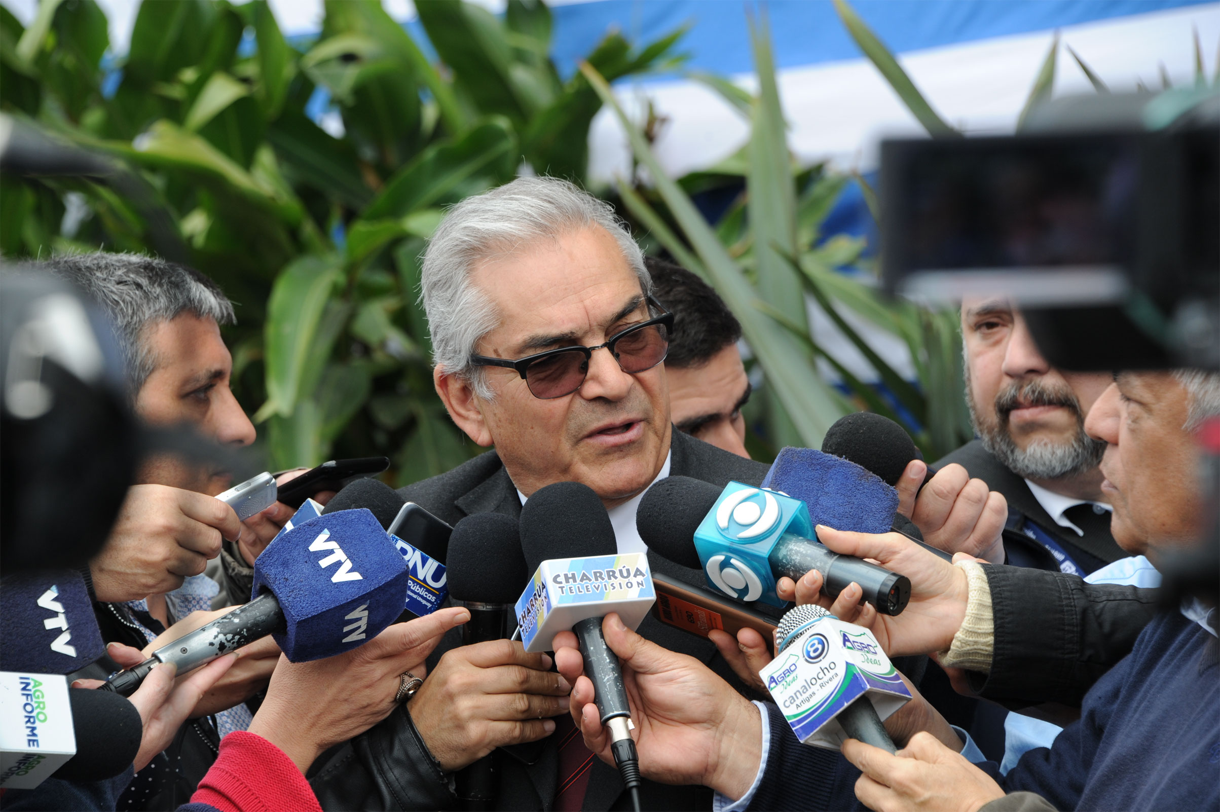 Ministro de Ganadería, Enzo Benech, realizando declaraciones a la prensa una vez finalizada su oratoria