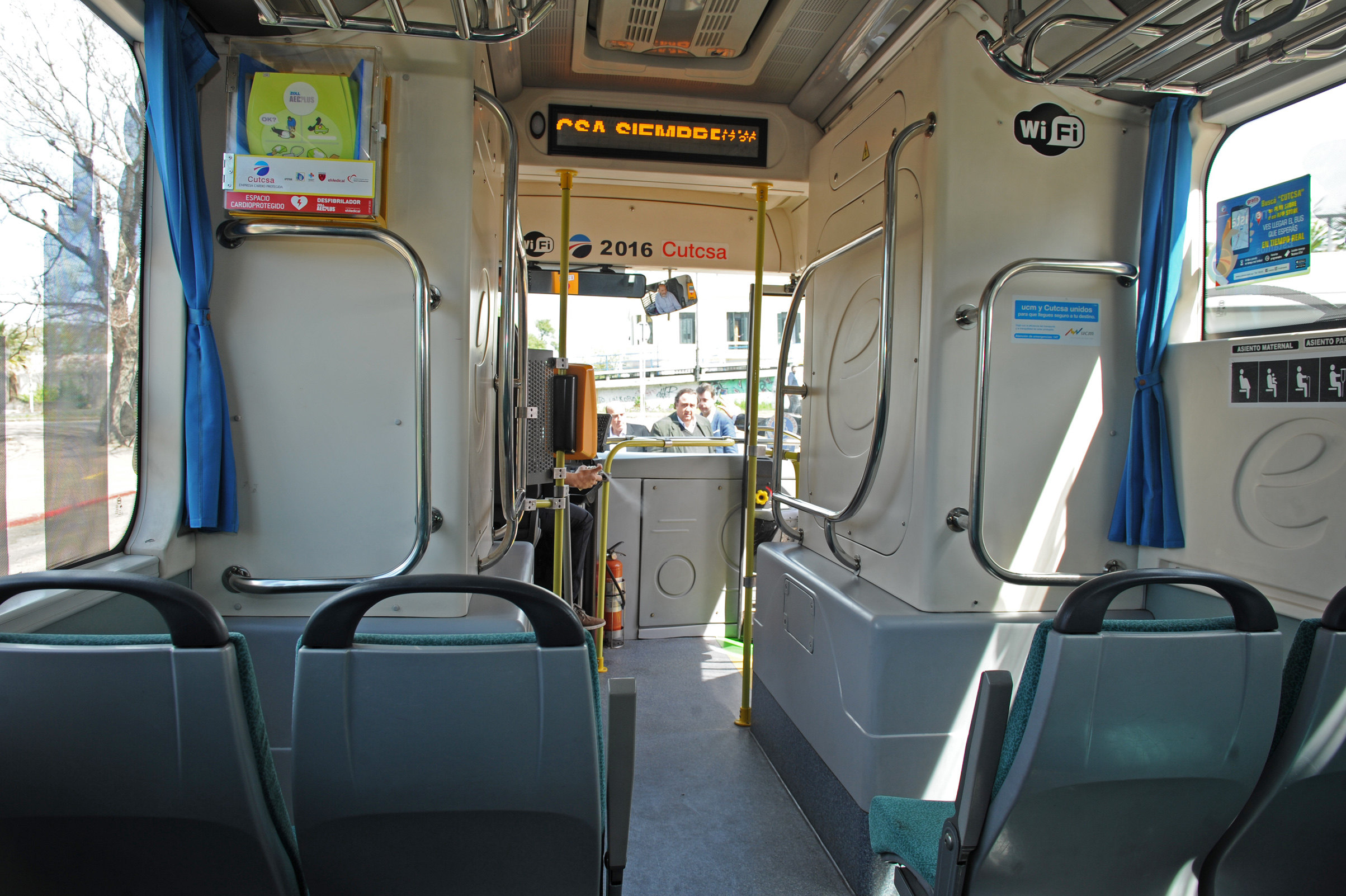 Unidad de Cutcsa de transporte colectivo urbano de pasajeros, equipada con cardiodesfibriladores