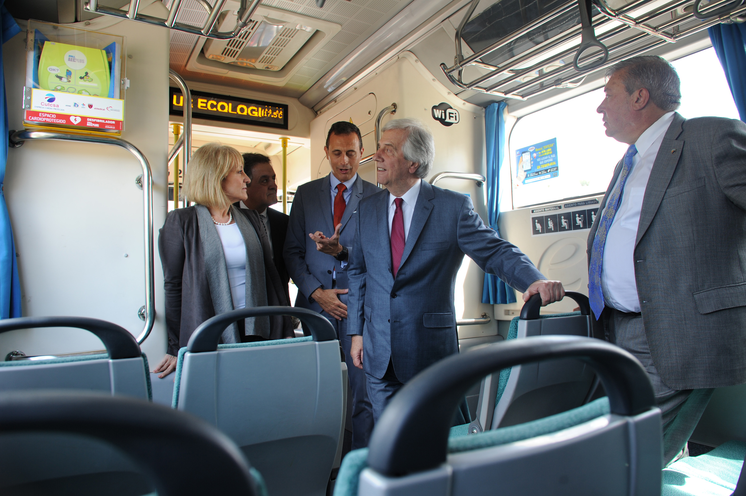 Unidad de Cutcsa de transporte colectivo urbano de pasajeros, equipada con cardiodesfibriladores