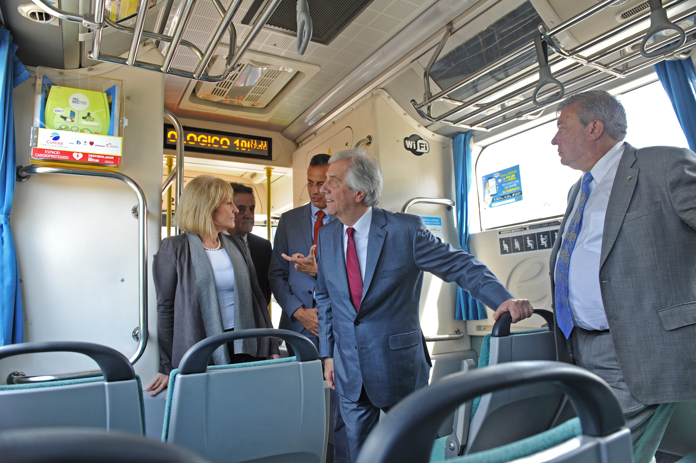 Unidad de Cutcsa de transporte colectivo urbano de pasajeros, equipada con cardiodesfibriladores