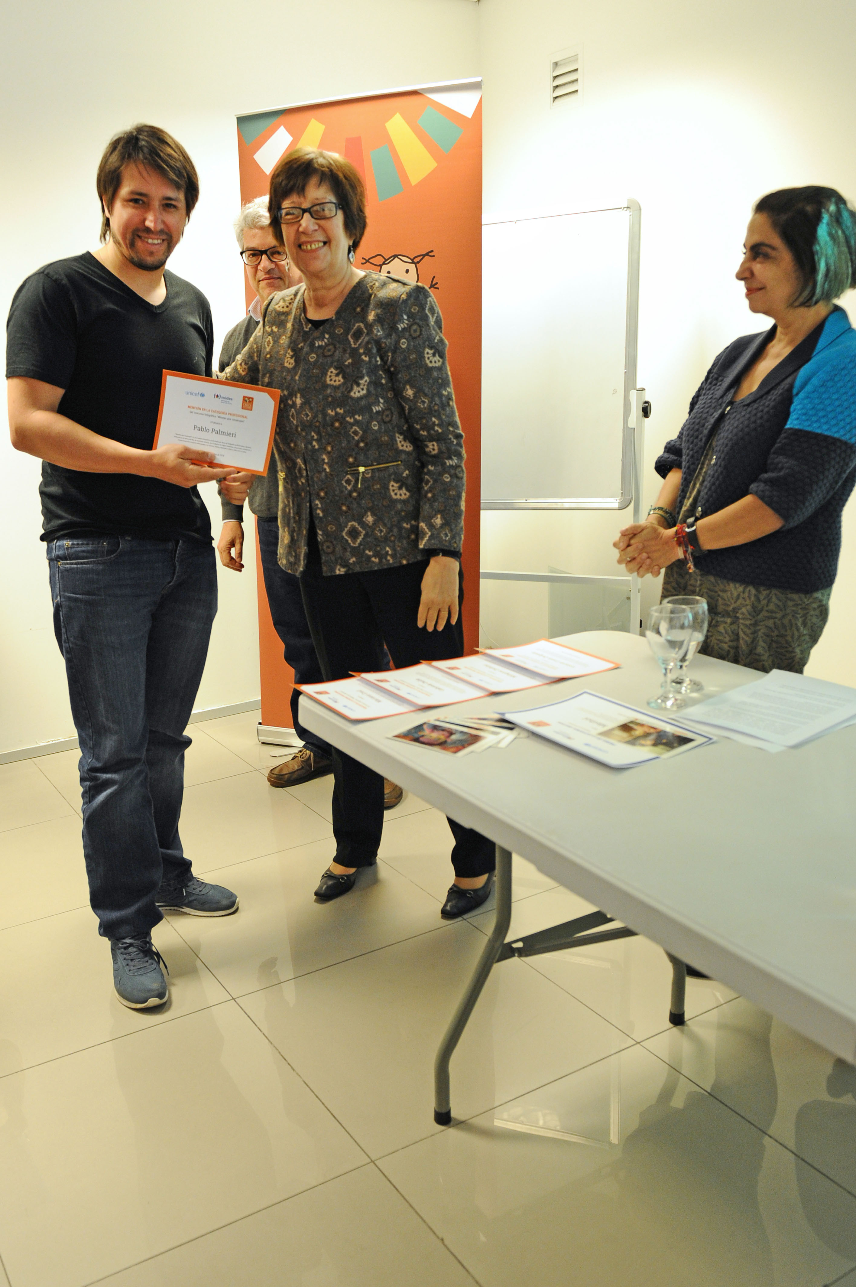 Entrega de premios a ganadores del concurso