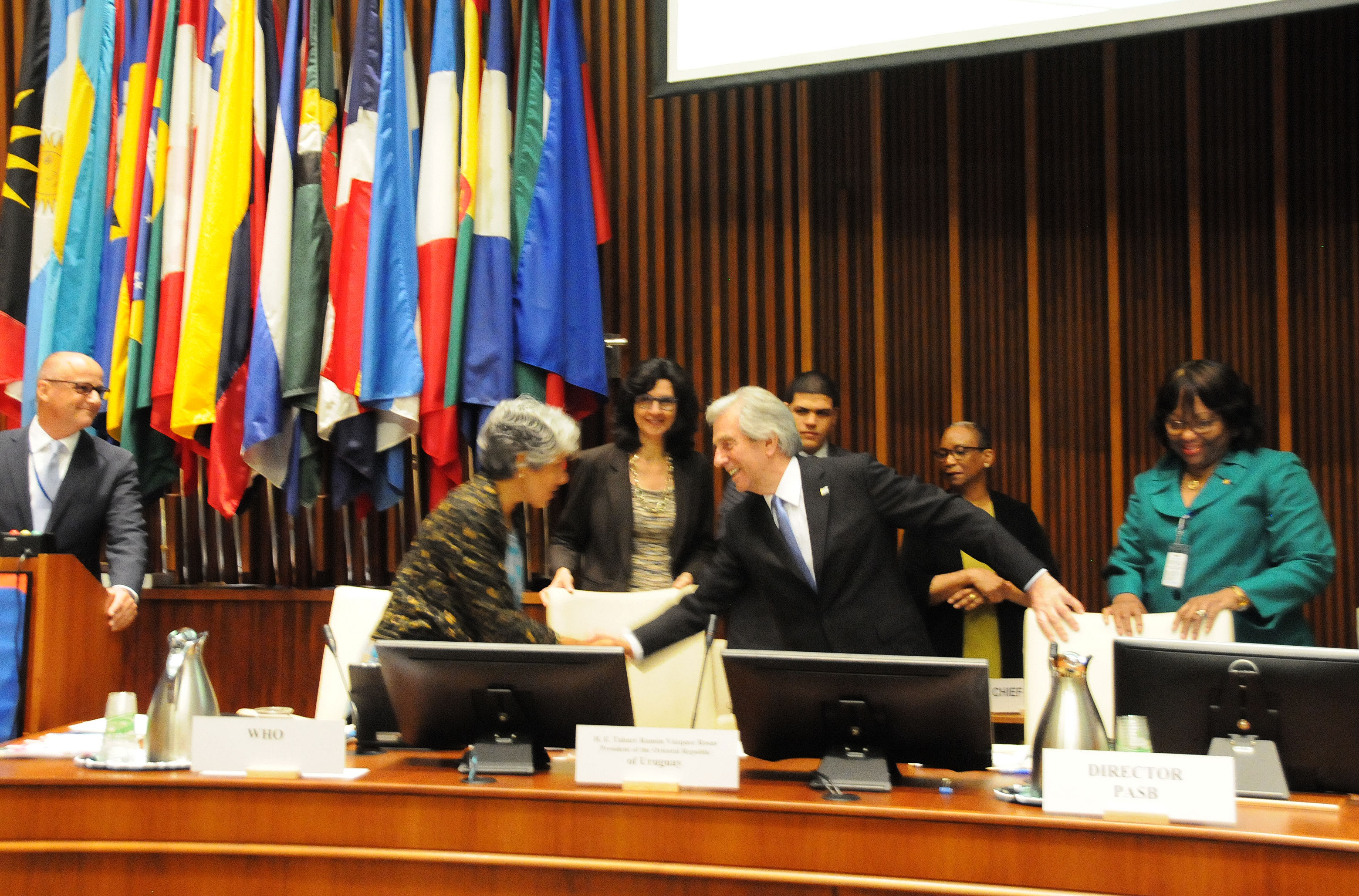 El presidente Tabaré Vázquez recibe reconocimiento de la OPS