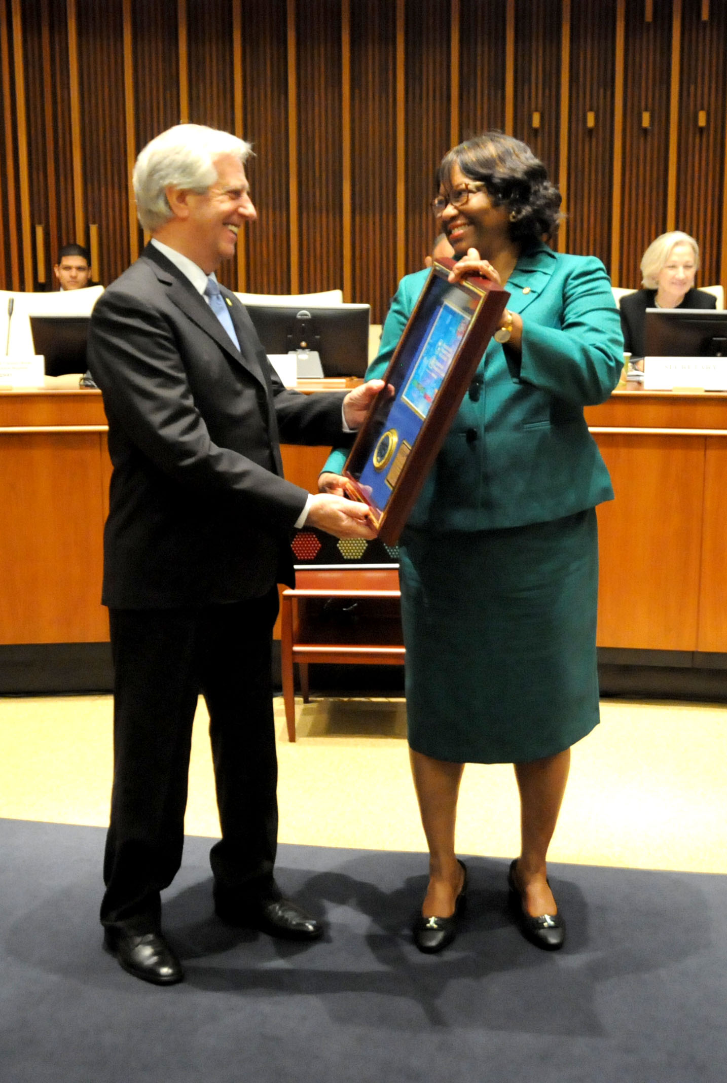 El presidente Tabaré Vázquez recibe reconocimiento de la OPS por parte de directora de la Organización Panamericana de la Salud, Carissa Etienne