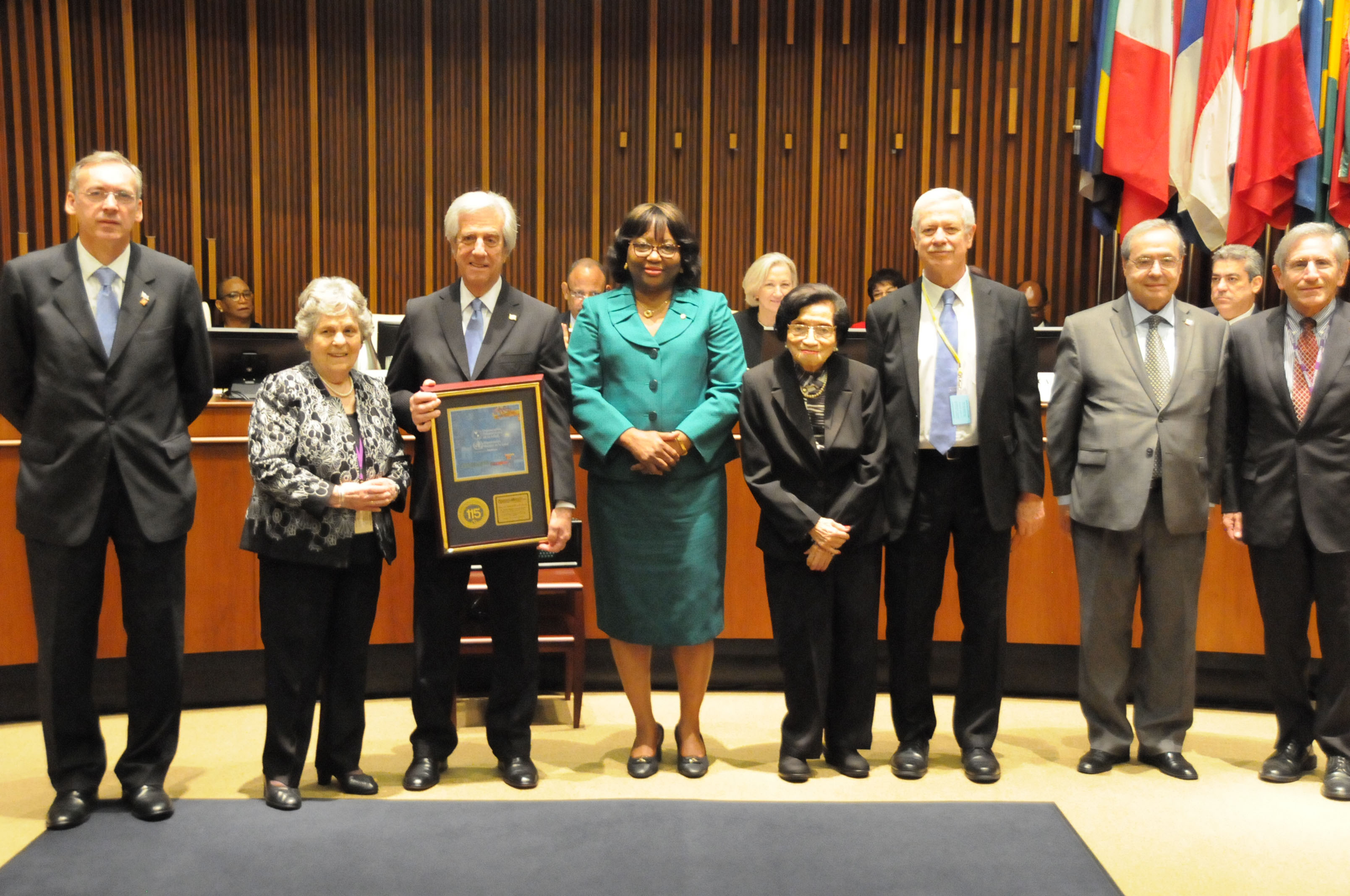El presidente Tabaré Vázquez recibe reconocimiento de la OPS