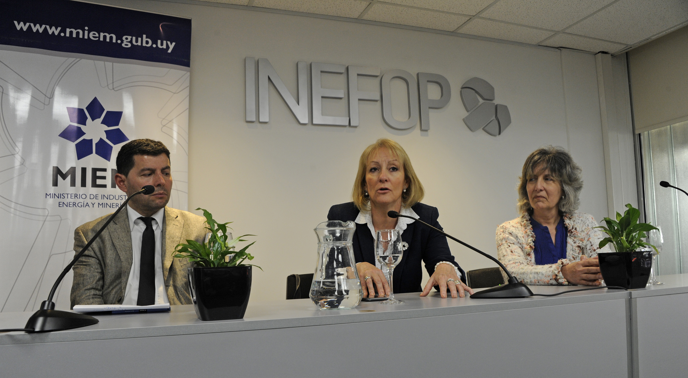 Ministra de Industria, Energía y Minería, Carolina Cosse, dirigiéndose a los presentes