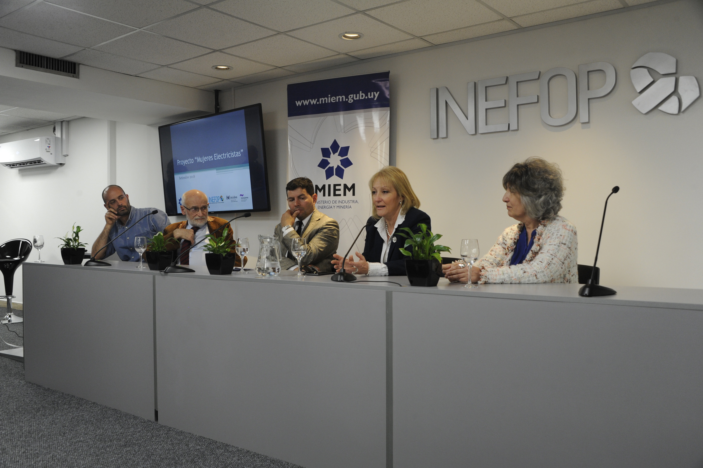 Ministra de Industria, Energía y Minería, Carolina Cosse, dirigiéndose a los presentes