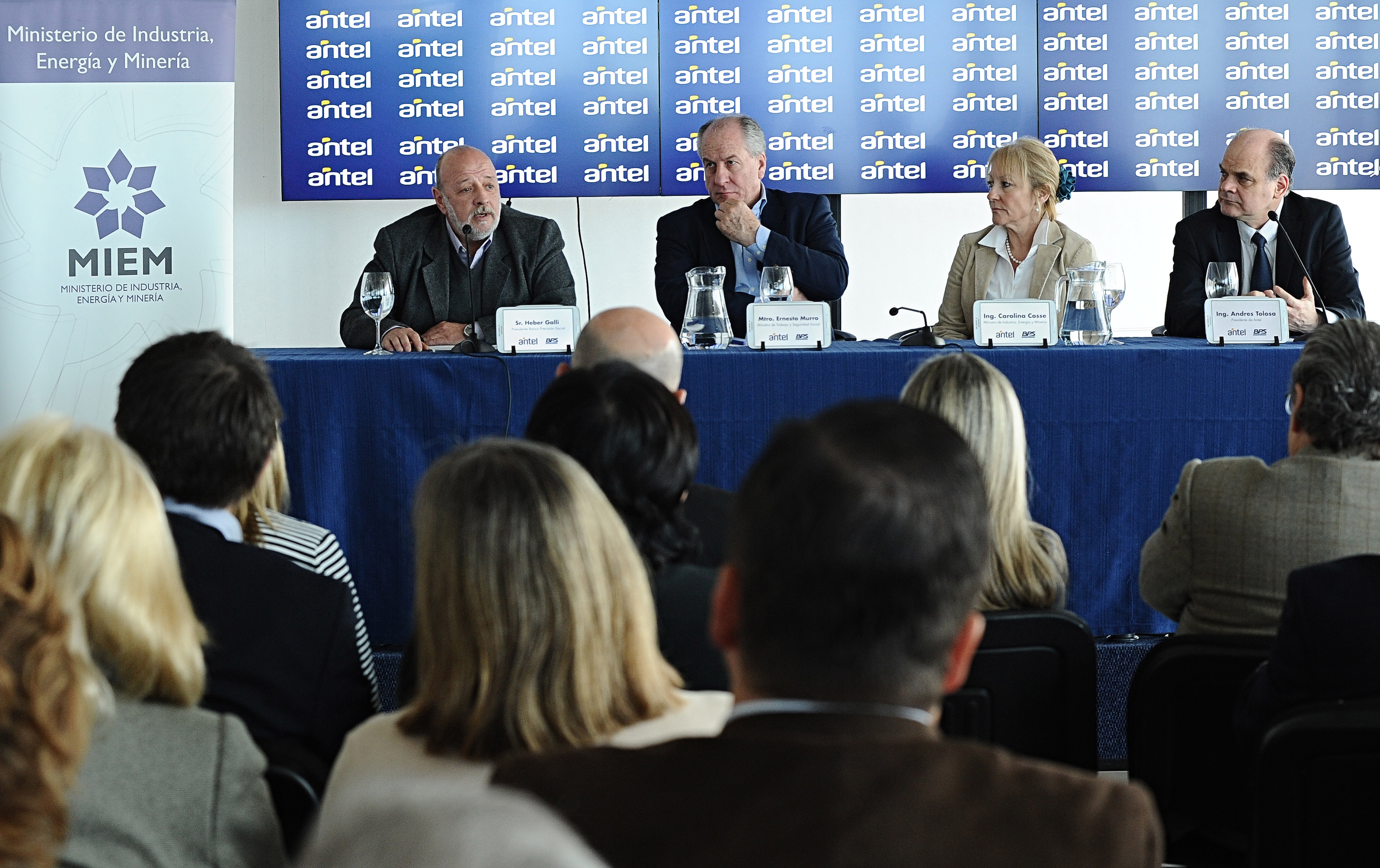Heber Galli, Ernesto Murro, Carolina Cosse y Andrés Tolosa, en la firma de acuerdo